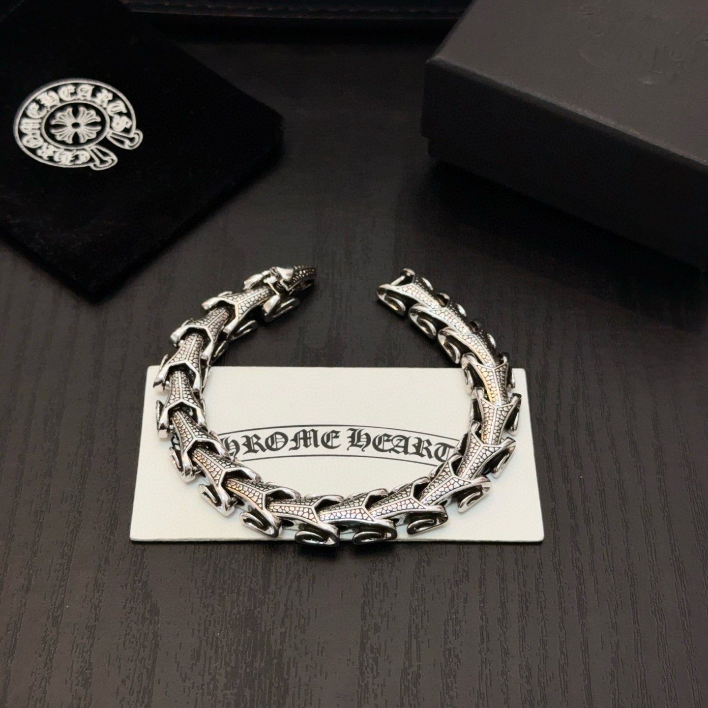 💰145 新款【专柜品质】Chrome Hearts克罗心手链，凹凸造型不同的花纹设计风格 呈现出与众不同 十字架 童军花是克罗心的志 所以更经久不衰 正品打版Chrome Hearts克罗心 区别市场普通轻版 对版对标品质 看字印细节 复古做旧灰氧程度.精工版本！！！ 纯手工打造 ～正品开模💝潮流时尚必备 男女均可佩戴 情侣同款 官网原版 摇滚朋克泰银风格 复古元素 潮流百搭！