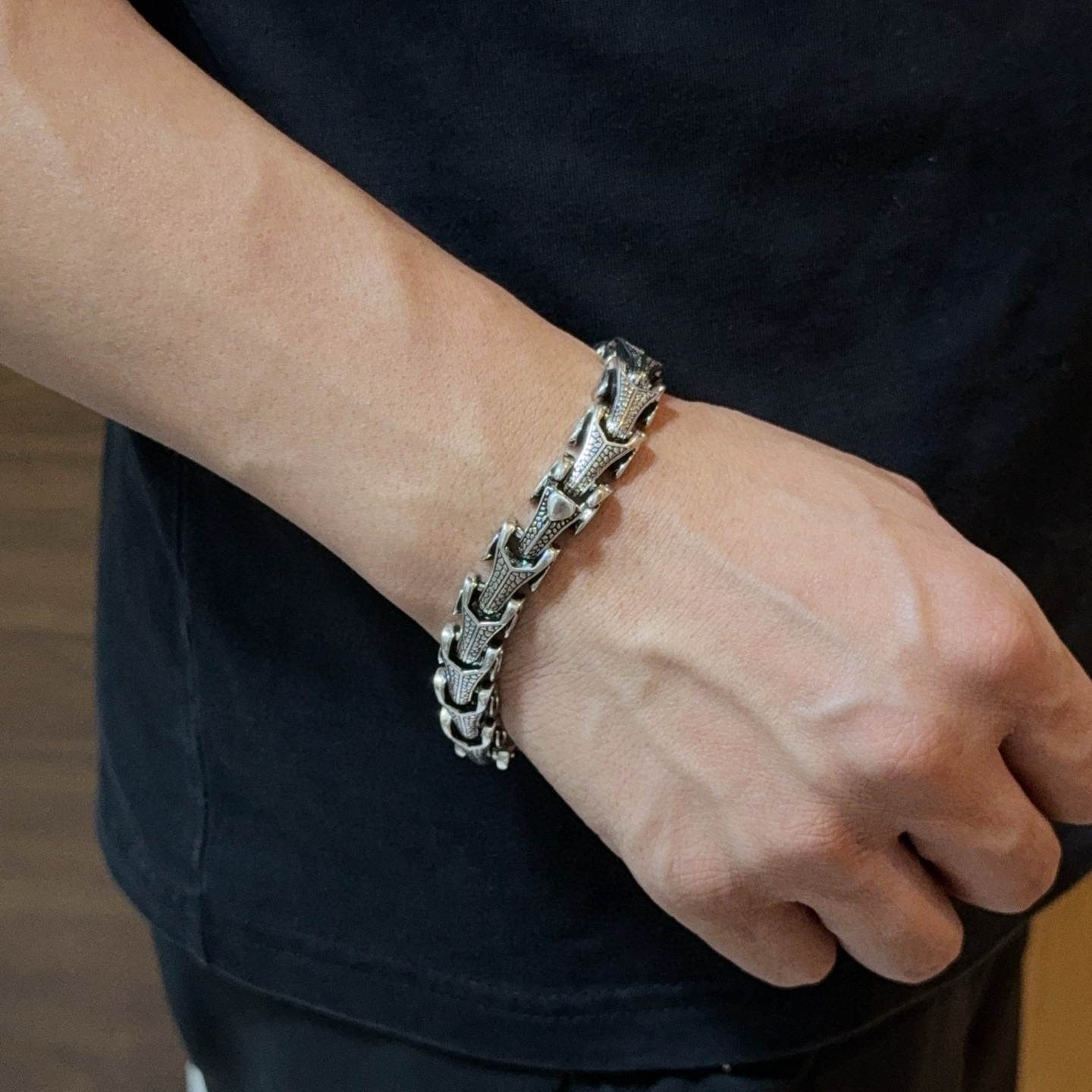 💰145 新款【专柜品质】Chrome Hearts克罗心手链，凹凸造型不同的花纹设计风格 呈现出与众不同 十字架 童军花是克罗心的志 所以更经久不衰 正品打版Chrome Hearts克罗心 区别市场普通轻版 对版对标品质 看字印细节 复古做旧灰氧程度.精工版本！！！ 纯手工打造 ～正品开模💝潮流时尚必备 男女均可佩戴 情侣同款 官网原版 摇滚朋克泰银风格 复古元素 潮流百搭！