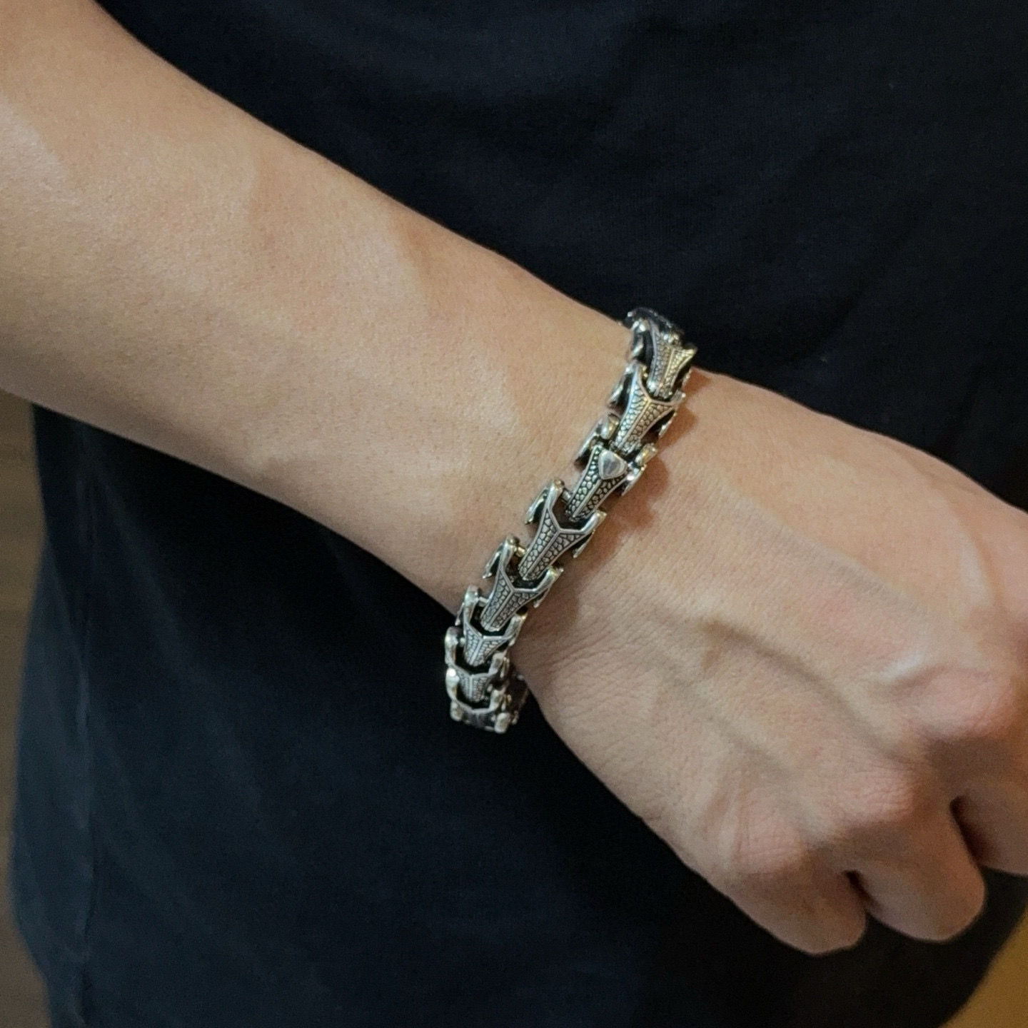 NO:642583,The new [counter quality] Chrome Hearts bracelet, with concave and convex shapes and different pattern design styles, presents a distinctive cross. The Scout flower is the symbol of Chrome Hearts, so it is more durable. Genuine pattern-printed Chrome Hearts distinguishes the ordinary light version in the market. Check the quality of the version. Look at the printing details, the degree of retro gray oxidation. Seiko version!  !  !  Purely handmade ~ Authentic open mold fashion essentials. Can be worn by both men and women. Same style for couples. Official website original. Rock punk Thai silver style. Retro elements. Trendy and versatile!  , jewelry boutique, chrome hearts, chrome hearts, bracelet19860909新款【专柜品质】Chrome Hearts克罗心手链,凹凸造型不同的花纹设计风格 呈现出与众不同 十字架 童军花是克罗心的志 所以更经久不衰 正品打版Chrome Hearts克罗心 区别市场普通轻版 对版对标品质 看字印细节 复古做旧灰氧程度.精工版本！！！ 纯手工打造 ～正品开模潮流时尚必备 男女均可佩戴 情侣同款 官网原版 摇滚朋克泰银风格 复古元素 潮流百搭！,饰品精品,chrome hearts,chrome hearts,bracelet,Jewelry