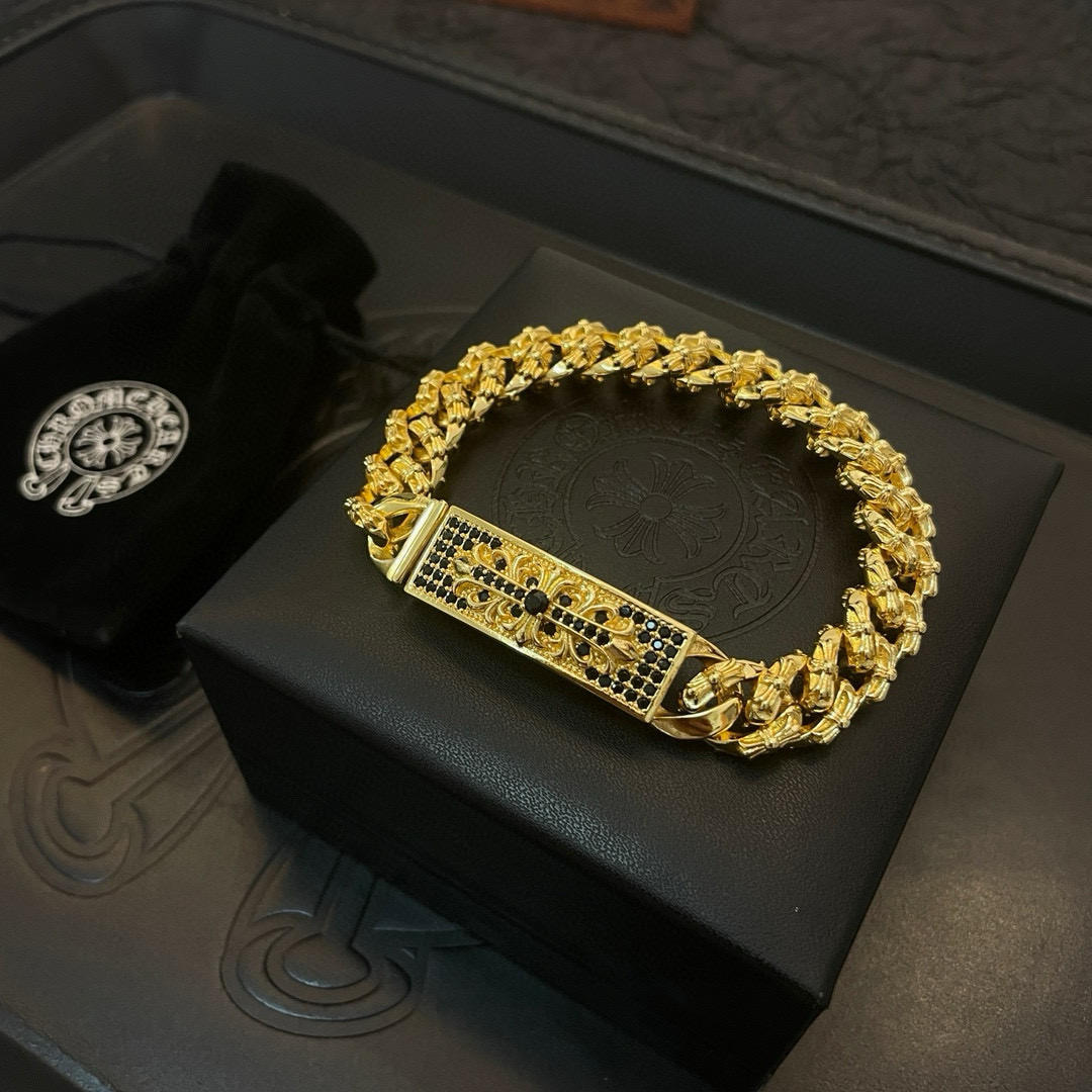 批💰150 专柜品质Chrome Hearts克罗心黄金色经典麻花复古十字花黑钻手链，凹凸造型不同的花纹设计风格 呈现出与众不同 十字架 童军花是克罗心的志 所以更经久不衰 正品打版Chrome Hearts克罗心项链   区别市场普通轻版 对版对标品质 看字印细节 复古做旧灰氧程度.精工版本！！！ 纯手工打造 ～正品开模💝潮流时尚必备 男女均可佩戴 情侣同款 官网原版 摇滚朋克泰银风格 复古元素 潮流百搭！