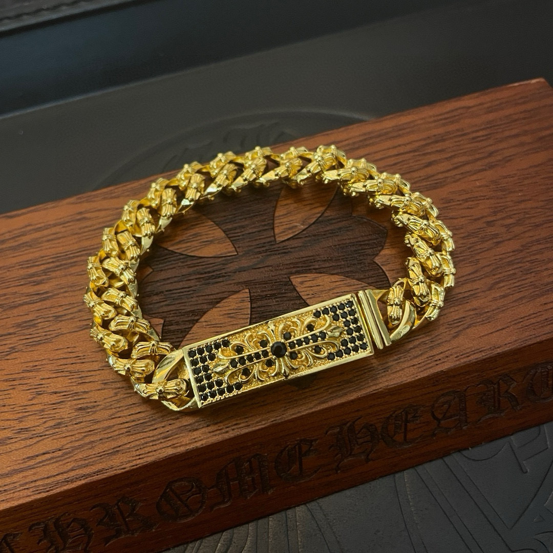 NO:642588,Batch of counter quality Chrome Hearts gold classic twist retro cross flower black diamond bracelet, concave and convex shapes with different pattern design styles, showing a distinctive cross. The Scout flower is the symbol of Chrome Hearts, so it is more durable. The genuine pattern-printed Chrome Hearts Chrome Hearts necklace is different from the ordinary light version in the market. Check the version and standard quality. Look at the printing details. The degree of retro gray oxidation. Seiko version!  !  !  Purely handmade ~ Authentic open mold fashion essentials. Can be worn by both men and women. Same style for couples. Official website original. Rock punk Thai silver style. Retro elements. Trendy and versatile!  , jewelry boutique, chrome hearts, chrome hearts, necklace, bracelet, gold19860909批 专柜品质Chrome Hearts克罗心黄金色经典麻花复古十字花黑钻手链,凹凸造型不同的花纹设计风格 呈现出与众不同 十字架 童军花是克罗心的志 所以更经久不衰 正品打版Chrome Hearts克罗心项链区别市场普通轻版 对版对标品质 看字印细节 复古做旧灰氧程度.精工版本！！！ 纯手工打造 ～正品开模潮流时尚必备 男女均可佩戴 情侣同款 官网原版 摇滚朋克泰银风格 复古元素 潮流百搭！,饰品精品,chrome hearts,chrome hearts,necklace,bracelet,gold,Jewelry