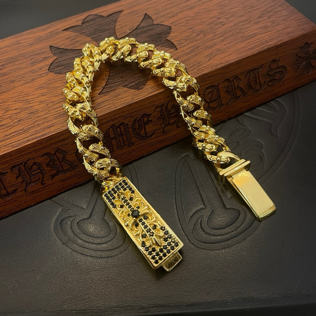 批💰150 专柜品质Chrome Hearts克罗心黄金色经典麻花复古十字花黑钻手链，凹凸造型不同的花纹设计风格 呈现出与众不同 十字架 童军花是克罗心的志 所以更经久不衰 正品打版Chrome Hearts克罗心项链   区别市场普通轻版 对版对标品质 看字印细节 复古做旧灰氧程度.精工版本！！！ 纯手工打造 ～正品开模💝潮流时尚必备 男女均可佩戴 情侣同款 官网原版 摇滚朋克泰银风格 复古元素 潮流百搭！