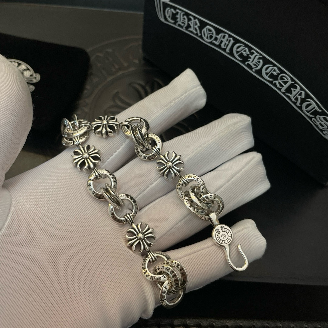 批💰135 新款【专柜品质】Chrome Hearts克罗心 经典复古环扣十字花手链 凹凸造型不同的花纹设计风格 呈现出与众不同 十字架 童军花是克罗心的志 所以更经久不衰 正品打版Chrome Hearts克罗心 区别市场普通轻版 对版对标品质 看字印细节 复古做旧灰氧程度.精工版本！！！ 纯手工打造 ～正品开模💝潮流时尚必备 男女均可佩戴 情侣同款 官网原版 摇滚朋克泰银风格 复古元素 潮流百搭！