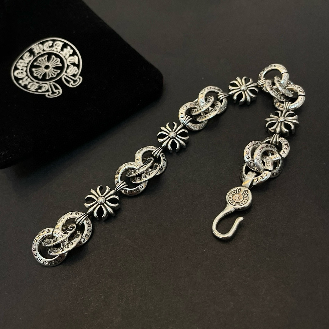 批💰135 新款【专柜品质】Chrome Hearts克罗心 经典复古环扣十字花手链 凹凸造型不同的花纹设计风格 呈现出与众不同 十字架 童军花是克罗心的志 所以更经久不衰 正品打版Chrome Hearts克罗心 区别市场普通轻版 对版对标品质 看字印细节 复古做旧灰氧程度.精工版本！！！ 纯手工打造 ～正品开模💝潮流时尚必备 男女均可佩戴 情侣同款 官网原版 摇滚朋克泰银风格 复古元素 潮流百搭！