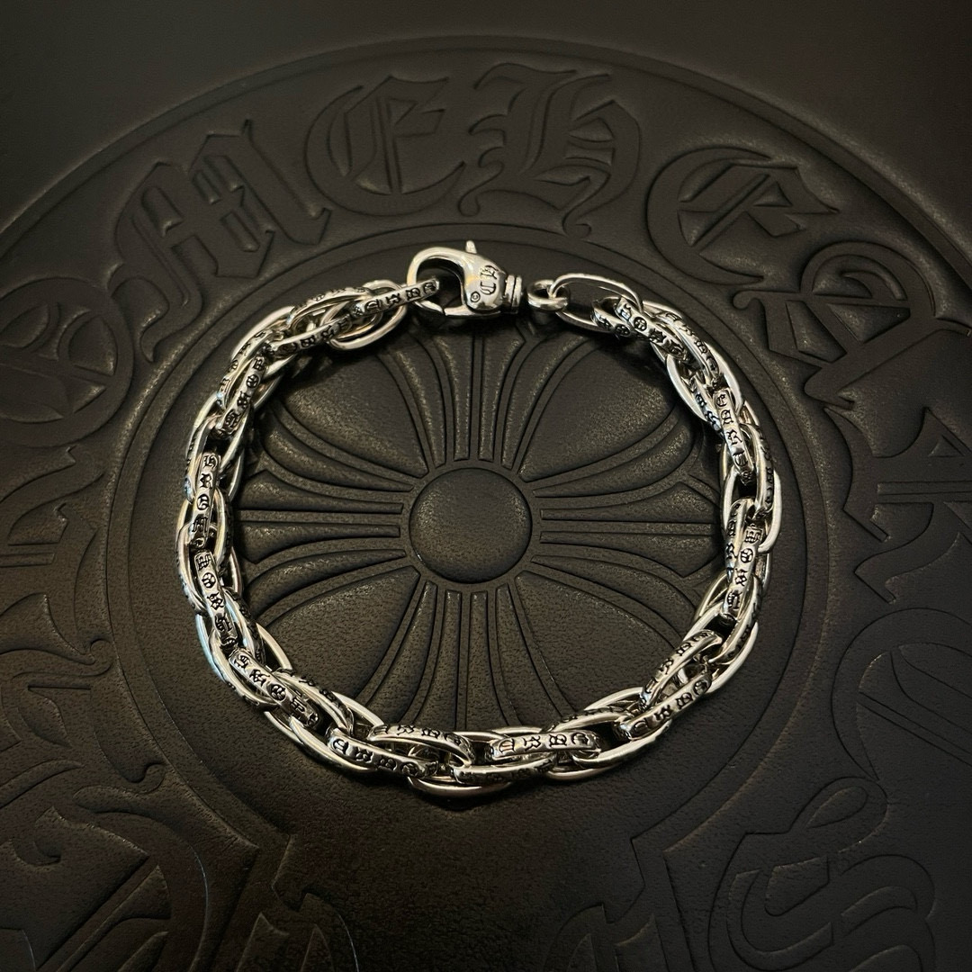 NO:642580,Batch of new [counter quality] Chrome Hearts classic retro ring buckle bracelet, different pattern design styles with concave and convex shapes, showing a distinctive cross. The Scout flower is the symbol of Chrome Hearts, so it is more durable. Genuine pattern-printed Chrome Hearts distinguishes the ordinary light version in the market. Match the version and standard quality. Look at the printing details. The degree of retro gray oxidation. Seiko version!  !  !  Purely handmade ~ Authentic open mold fashion essentials. Can be worn by both men and women. Same style for couples. Official website original. Rock punk Thai silver style. Retro elements. Trendy and versatile!  , jewelry boutique, chrome hearts, chrome hearts, bracelet19860909批 新款【专柜品质】Chrome Hearts克罗心 经典复古环扣手链 凹凸造型不同的花纹设计风格 呈现出与众不同 十字架 童军花是克罗心的志 所以更经久不衰 正品打版Chrome Hearts克罗心 区别市场普通轻版 对版对标品质 看字印细节 复古做旧灰氧程度.精工版本！！！ 纯手工打造 ～正品开模潮流时尚必备 男女均可佩戴 情侣同款 官网原版 摇滚朋克泰银风格 复古元素 潮流百搭！,饰品精品,chrome hearts,chrome hearts,bracelet,Jewelry