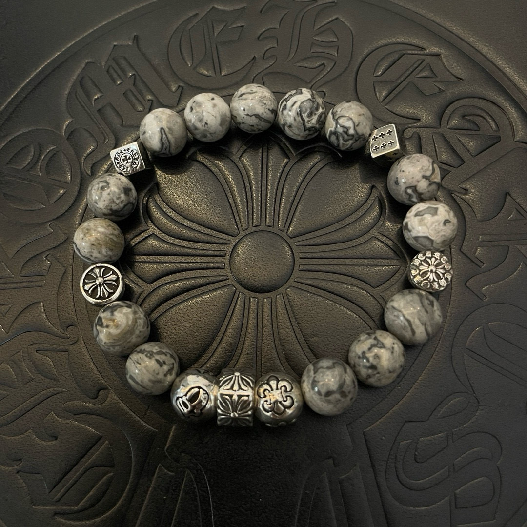 NO:642605,New [counter quality] Chrome Hearts classic retro multi-element eagle eye stone bracelet bracelet, concave and convex shapes with different pattern design styles, showing a distinctive cross. The Scout flower is the symbol of Chrome Hearts, so it is more durable. Genuine pattern-printed Chrome Hearts distinguishes the ordinary light version in the market. Match the version and standard quality. Look at the printing details. The degree of retro ash oxidation. Seiko version!  !  !  Purely handmade ~ Authentic open mold fashion essentials. Can be worn by both men and women. Same style for couples. Official website original. Rock punk Thai silver style. Retro elements. Trendy and versatile!  , jewelry boutique, chrome hearts, chrome hearts, bracelet19860909新款【专柜品质】Chrome Hearts克罗心 经典复古多元素鹰眼石手链手串,凹凸造型不同的花纹设计风格 呈现出与众不同 十字架 童军花是克罗心的志 所以更经久不衰 正品打版Chrome Hearts克罗心 区别市场普通轻版 对版对标品质 看字印细节 复古做旧灰氧程度.精工版本！！！ 纯手工打造 ～正品开模潮流时尚必备 男女均可佩戴 情侣同款 官网原版 摇滚朋克泰银风格 复古元素 潮流百搭！,饰品精品,chrome hearts,chrome hearts,bracelet,Jewelry