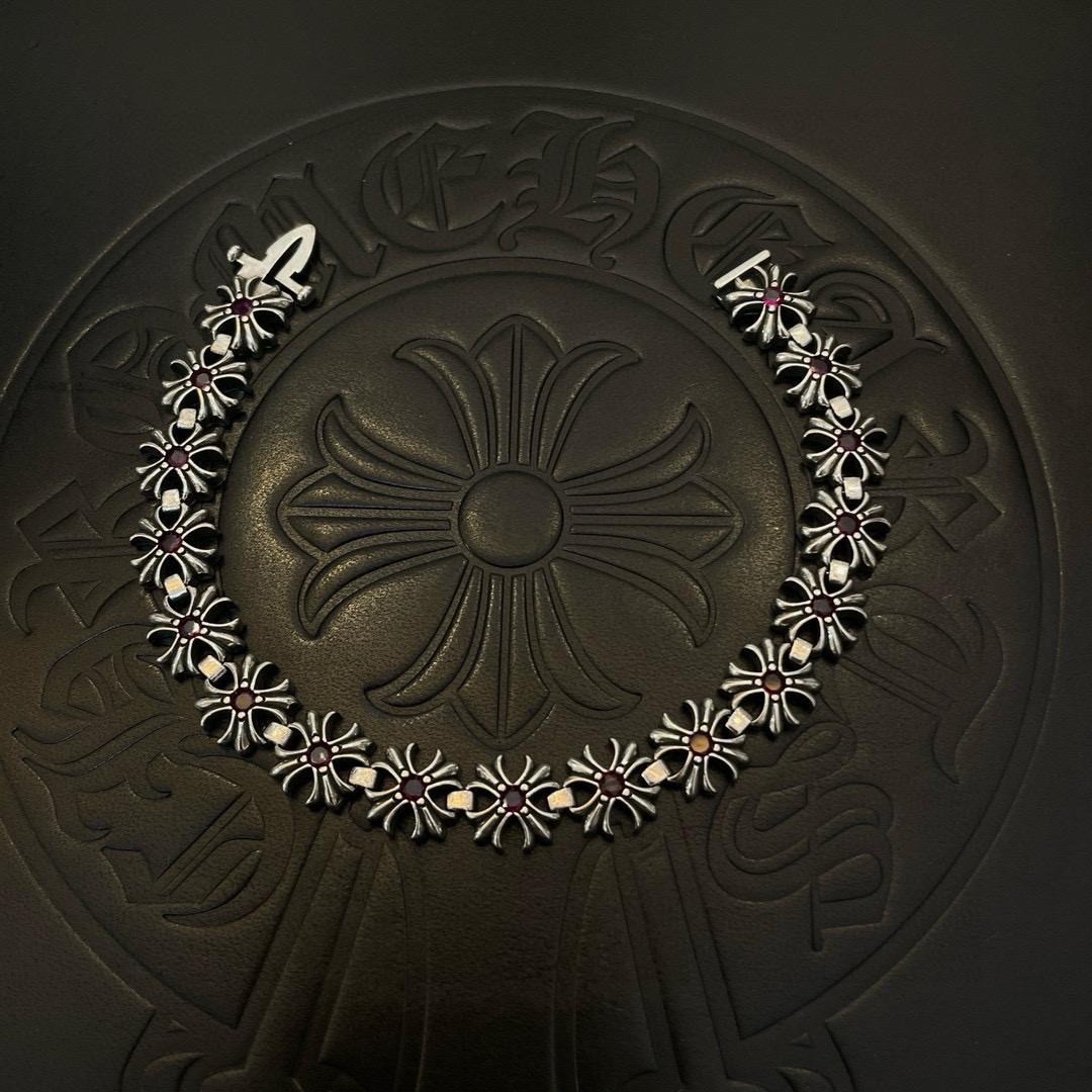 NO:642614,New [counter quality] Chrome Hearts Classic retro pink diamond cross flower bracelet. Concave and convex shapes with different pattern design styles, showing a distinctive cross. The Scout flower is the symbol of Chrome Hearts, so it is more durable. Genuine pattern-printed Chrome Hearts distinguishes the ordinary light version in the market. Check the quality of the version. Look at the printing details. The degree of retro gray oxidation. Seiko version!  !  !  Purely handmade ~ Authentic open mold fashion essentials. Can be worn by both men and women. Same style for couples. Official website original. Rock punk Thai silver style. Retro elements. Trendy and versatile!  , jewelry boutique, chrome hearts, chrome hearts, bracelet19860909新款【专柜品质】Chrome Hearts克罗心 经典复古粉钻十字花手链 凹凸造型不同的花纹设计风格 呈现出与众不同 十字架 童军花是克罗心的志 所以更经久不衰 正品打版Chrome Hearts克罗心 区别市场普通轻版 对版对标品质 看字印细节 复古做旧灰氧程度.精工版本！！！ 纯手工打造 ～正品开模潮流时尚必备 男女均可佩戴 情侣同款 官网原版 摇滚朋克泰银风格 复古元素 潮流百搭！,饰品精品,chrome hearts,chrome hearts,bracelet,Jewelry
