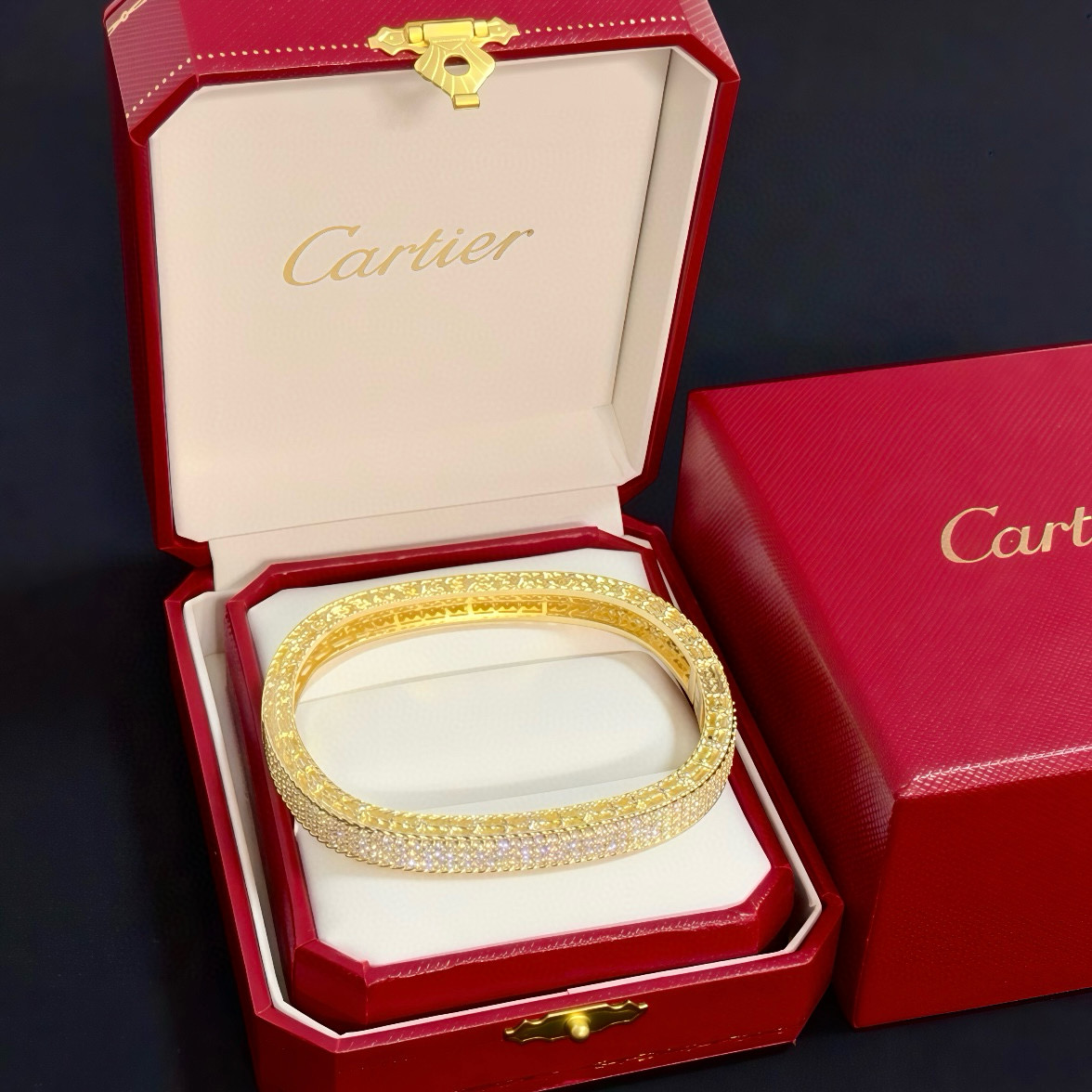 NO:642971,Cartier diamond-encrusted bracelet, high-end customized version, diamond-encrusted craftsmanship, V gold material, classic and fashionable style, reconstruct the aesthetics of love with sharp lines!  Breaking the rules, the diamond-encrusted design actually achieves the ceiling of high-end sense - no need for flashy accumulation, love should be as pure as ever. Cartier is loved by many celebrities and Internet celebrities. The Leopard series bracelet is absolutely an eternal classic, and it is not limited to men and women, and there is no age limit!  Wear it and you will be the center of attention!  , jewelry boutique, cartier, bracelet19860909卡地亚镶钻手镯 高端定制版本 镶嵌钻工艺 V金材质 经典而时尚风格 用凌厉线条重构爱情美学！打破常规,镶嵌钻设计反而成就高级感天花板——无需浮华堆砌,爱本应纯粹如初 卡地亚受众多明星网红的爱戴 豹子系列手镯 绝对是永恒经典 而且男女不限 年龄不限 ！戴上它你就是焦点！,饰品精品,cartier,bracelet,Jewelry