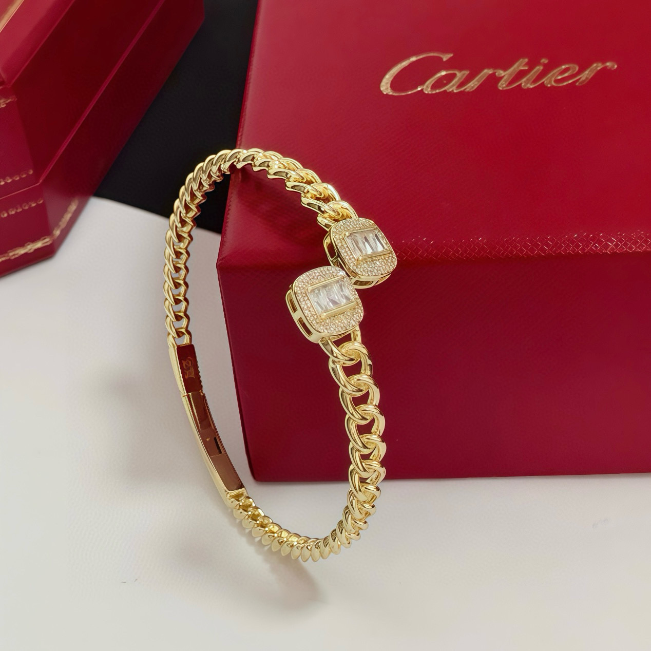 NO:642988,Cartier diamond-encrusted bracelet, high-end customized version, diamond-encrusted craftsmanship, V gold material, classic and fashionable style, reconstruct the aesthetics of love with sharp lines!  Breaking the rules, the diamond-encrusted design actually achieves the ceiling of high-end sense - no need for flashy accumulation, love should be as pure as ever. Cartier is loved by many celebrities and Internet celebrities. The Leopard series bracelet is absolutely an eternal classic, and it is not limited to men and women, and there is no age limit!  Wear it and you will be the center of attention!  , jewelry boutique, cartier, bracelet19860909卡地亚镶钻手镯 高端定制版本 镶嵌钻工艺 V金材质 经典而时尚风格 用凌厉线条重构爱情美学！打破常规,镶嵌钻设计反而成就高级感天花板——无需浮华堆砌,爱本应纯粹如初 卡地亚受众多明星网红的爱戴 豹子系列手镯 绝对是永恒经典 而且男女不限 年龄不限 ！戴上它你就是焦点！,饰品精品,cartier,bracelet,Jewelry