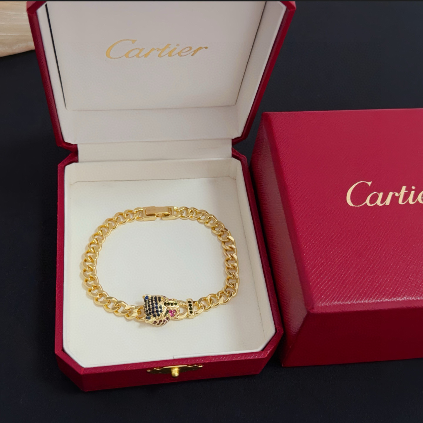 NO:642993,Cartier diamond-encrusted cheetah bracelet, high-end customized version, diamond-encrusted craftsmanship, V-gold material, classic and fashionable style, using sharp lines to reconstruct the aesthetics of love!  Breaking the rules, the diamond-encrusted design actually achieves the ceiling of high-end sense - no need for flashy accumulation, love should be as pure as ever. Cartier is loved by many celebrities and Internet celebrities. The Leopard series bracelet is absolutely an eternal classic, and it is not limited to men and women, and there is no age limit!  Wear it and you will be the center of attention!  , jewelry boutique,cartier,bracelet,bracelet19860909卡地亚镶钻猎豹手链 高端定制版本 镶嵌钻工艺 V金材质 经典而时尚风格 用凌厉线条重构爱情美学！打破常规,镶嵌钻设计反而成就高级感天花板——无需浮华堆砌,爱本应纯粹如初 卡地亚受众多明星网红的爱戴 豹子系列手镯 绝对是永恒经典 而且男女不限 年龄不限 ！戴上它你就是焦点！,饰品精品,cartier,bracelet,bracelet,Jewelry