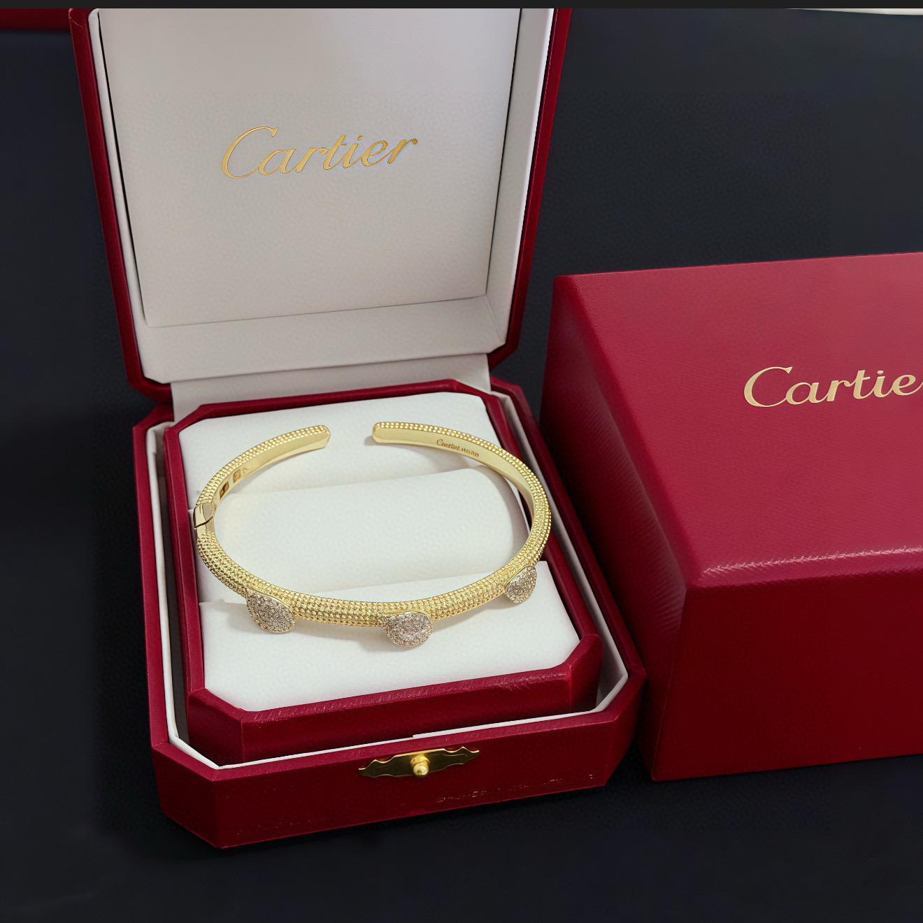 NO:642997,Cartier diamond-encrusted bracelet, high-end customized version, diamond-encrusted craftsmanship, V gold material, classic and fashionable style, reconstruct the aesthetics of love with sharp lines!  Breaking the rules, the diamond-encrusted design actually achieves the ceiling of high-end sense - no need for flashy accumulation, love should be as pure as ever. Cartier is loved by many celebrities and Internet celebrities. The Leopard series bracelet is absolutely an eternal classic, and it is not limited to men and women, and there is no age limit!  Wear it and you will be the center of attention!  , jewelry boutique, cartier, bracelet19860909卡地亚镶钻手镯 高端定制版本 镶嵌钻工艺 V金材质 经典而时尚风格 用凌厉线条重构爱情美学！打破常规,镶嵌钻设计反而成就高级感天花板——无需浮华堆砌,爱本应纯粹如初 卡地亚受众多明星网红的爱戴 豹子系列手镯 绝对是永恒经典 而且男女不限 年龄不限 ！戴上它你就是焦点！,饰品精品,cartier,bracelet,Jewelry