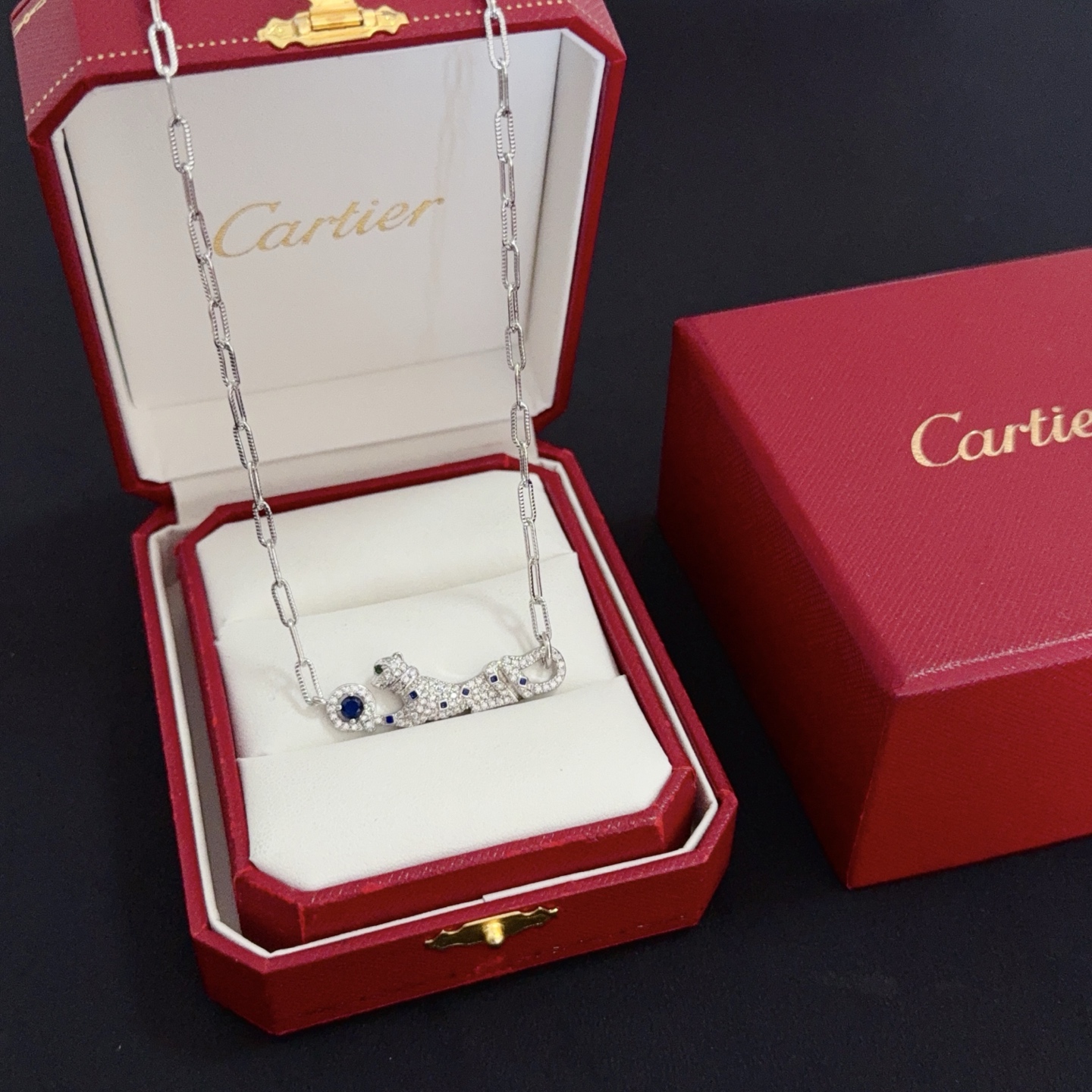 NO:643009,Cartier diamond-encrusted cheetah necklace. High-end customized version. Diamond-encrusted craftsmanship. V gold material. Classic and fashionable style. Reconstruct the aesthetics of love with sharp lines!  Breaking the rules, the diamond-encrusted design actually achieves the ceiling of high-end sense - no need for flashy accumulation, love should be as pure as ever. Cartier is loved by many celebrities and Internet celebrities. The Leopard series bracelet is absolutely an eternal classic, and it is not limited to men and women, and there is no age limit!  Wear it and you will be the center of attention!  , jewelry boutique,cartier,necklace,bracelet19860909卡地亚镶钻猎豹项链 高端定制版本 镶嵌钻工艺 V金材质 经典而时尚风格 用凌厉线条重构爱情美学！打破常规,镶嵌钻设计反而成就高级感天花板——无需浮华堆砌,爱本应纯粹如初 卡地亚受众多明星网红的爱戴 豹子系列手镯 绝对是永恒经典 而且男女不限 年龄不限 ！戴上它你就是焦点！,饰品精品,cartier,necklace,bracelet,Jewelry