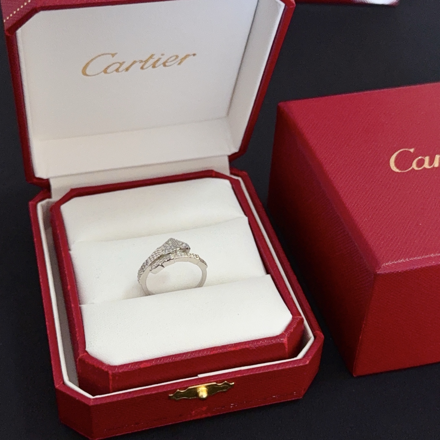 NO:643019,Cartier diamond-set ring, high-end customized version, diamond-set technology, V gold material, classic and fashionable style, using sharp lines to reconstruct the aesthetics of love!  Breaking the rules, the diamond-encrusted design actually achieves the ceiling of high-end sense - no need for flashy accumulation, love should be as pure as ever. Cartier is loved by many celebrities and Internet celebrities. The Leopard series bracelet is absolutely an eternal classic, and it is not limited to men and women, and there is no age limit!  Wear it and you will be the center of attention!  , jewelry boutique, cartier, ring, bracelet19860909卡地亚镶钻戒指 高端定制版本 镶嵌钻工艺 V金材质 经典而时尚风格 用凌厉线条重构爱情美学！打破常规,镶嵌钻设计反而成就高级感天花板——无需浮华堆砌,爱本应纯粹如初 卡地亚受众多明星网红的爱戴 豹子系列手镯 绝对是永恒经典 而且男女不限 年龄不限 ！戴上它你就是焦点！,饰品精品,cartier,ring,bracelet,Jewelry