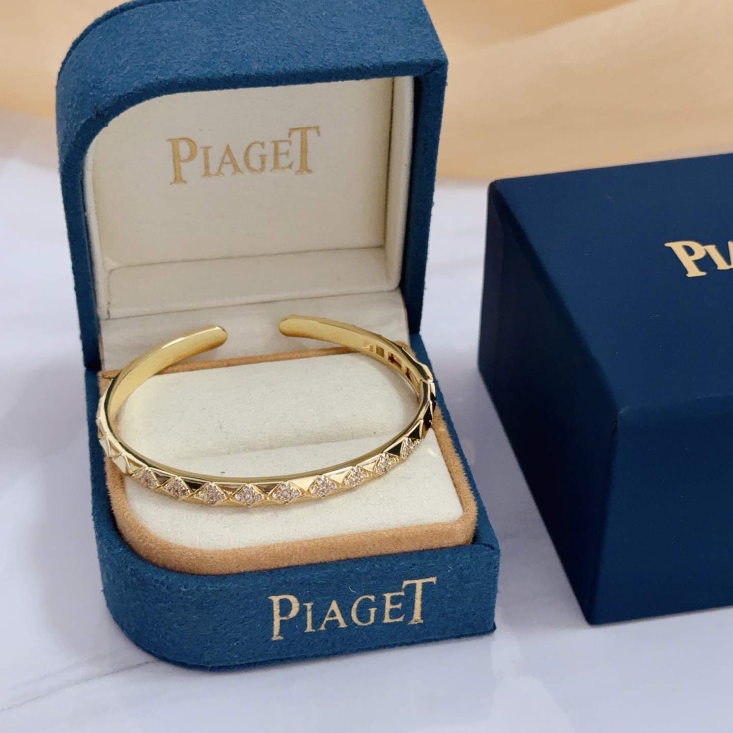 NO:643024,Piaget bracelet, high-end customized version, inlaid with diamonds, made of V gold material, showing luxury in every detail. The metal texture and texture complement each other, shining under the light, reflecting the luxury and elegance. Whether it is a business occasion or a sweet date, it can highlight the delicacy and elegance~ It is so beautiful to get it, it is definitely your dream bracelet., jewelry boutique, Piaget, bracelet19860909Piaget伯爵手镯, 高端定制版本 镶嵌钻工艺 ,V金材质 ,细节处尽显奢华.金属质感与纹理相互映衬,光线之下,熠熠生辉,体现了奢华与典雅的气质.无论是商务场合还是甜蜜约会都能凸显精致和优雅~上手都太美了,绝对是你的梦中情镯.,饰品精品,piaget,bracelet,Jewelry