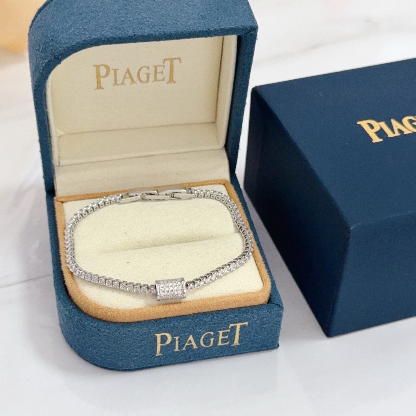 NO:643029,Piaget bracelet, high-end customized version, inlaid with diamonds, made of V gold material, showing luxury in every detail. The metal texture and texture complement each other, shining under the light, reflecting the luxury and elegance. Whether it is a business occasion or a sweet date, it can highlight the delicacy and elegance~ It is so beautiful to get it, it is definitely your dream bracelet., jewelry boutique, Piaget, bracelet19860909Piaget伯爵手链,高端定制版本 镶嵌钻工艺 ,V金材质 ,细节处尽显奢华.金属质感与纹理相互映衬,光线之下,熠熠生辉,体现了奢华与典雅的气质.无论是商务场合还是甜蜜约会都能凸显精致和优雅~上手都太美了,绝对是你的梦中情镯.,饰品精品,piaget,bracelet,Jewelry
