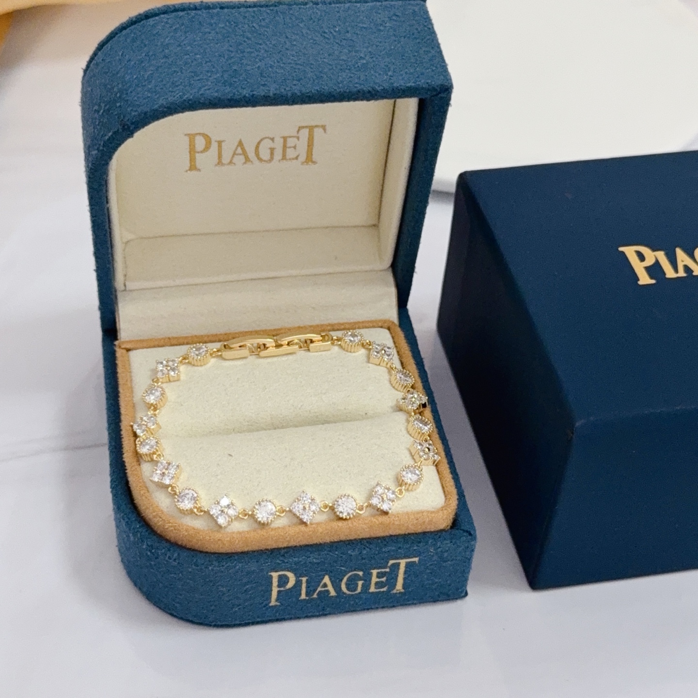 NO:643039,Piaget bracelet, high-end customized version, inlaid with diamonds, made of V gold material, showing luxury in every detail. The metal texture and texture complement each other, shining under the light, reflecting the luxury and elegance. Whether it is a business occasion or a sweet date, it can highlight the delicacy and elegance~ It is so beautiful to get it, it is definitely your dream bracelet., jewelry boutique, Piaget, bracelet19860909Piaget伯爵手链,高端定制版本 镶嵌钻工艺 ,V金材质 ,细节处尽显奢华.金属质感与纹理相互映衬,光线之下,熠熠生辉,体现了奢华与典雅的气质.无论是商务场合还是甜蜜约会都能凸显精致和优雅~上手都太美了,绝对是你的梦中情镯.,饰品精品,piaget,bracelet,Jewelry