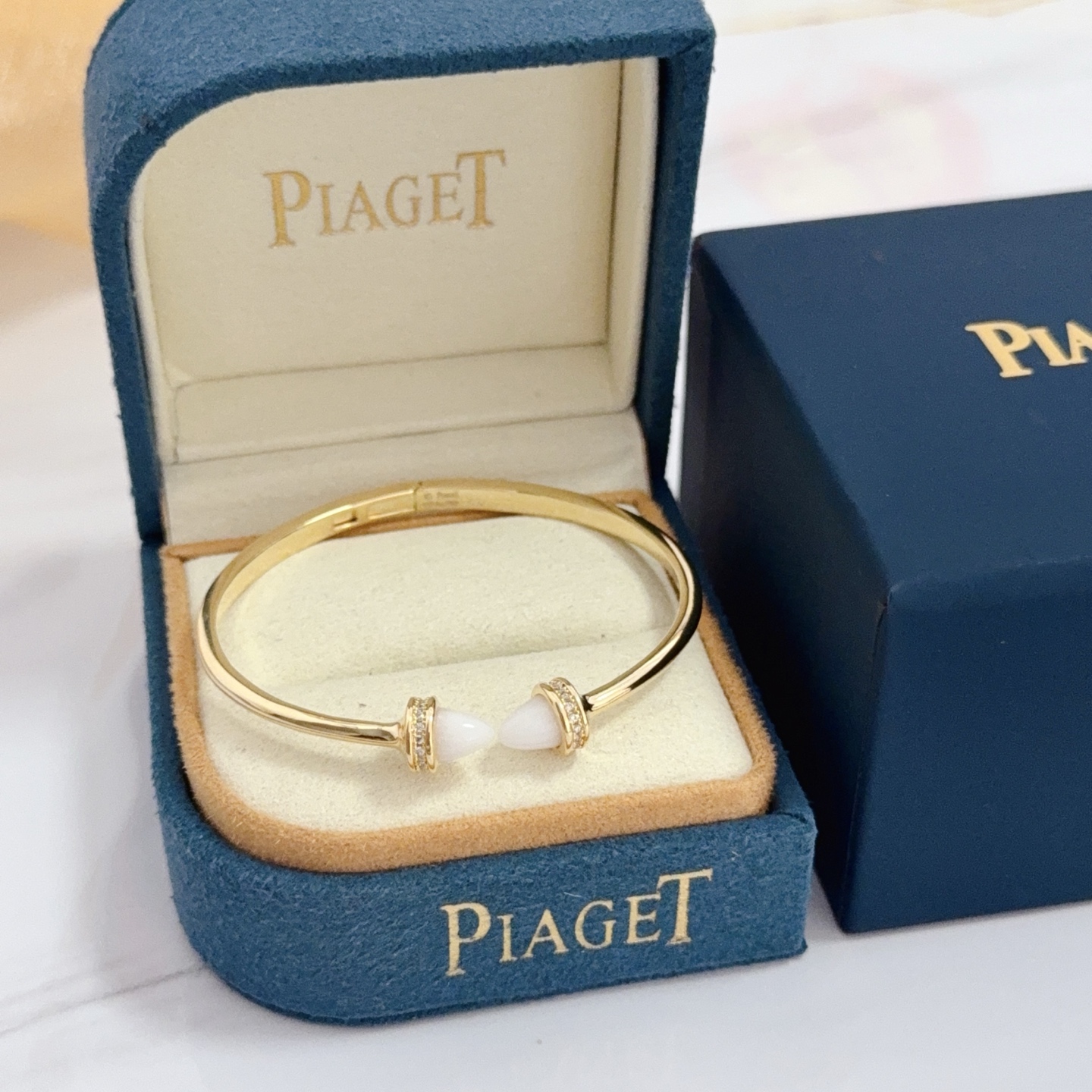 NO:643034,Piaget bracelet, high-end customized version, inlaid with diamonds, made of V gold material, showing luxury in every detail. The metal texture and texture complement each other, shining under the light, reflecting the luxury and elegance. Whether it is a business occasion or a sweet date, it can highlight the delicacy and elegance~ It is so beautiful to get it, it is definitely your dream bracelet., jewelry boutique, Piaget, bracelet19860909Piaget伯爵手镯, 高端定制版本 镶嵌钻工艺 ,V金材质 ,细节处尽显奢华.金属质感与纹理相互映衬,光线之下,熠熠生辉,体现了奢华与典雅的气质.无论是商务场合还是甜蜜约会都能凸显精致和优雅~上手都太美了,绝对是你的梦中情镯.,饰品精品,piaget,bracelet,Jewelry