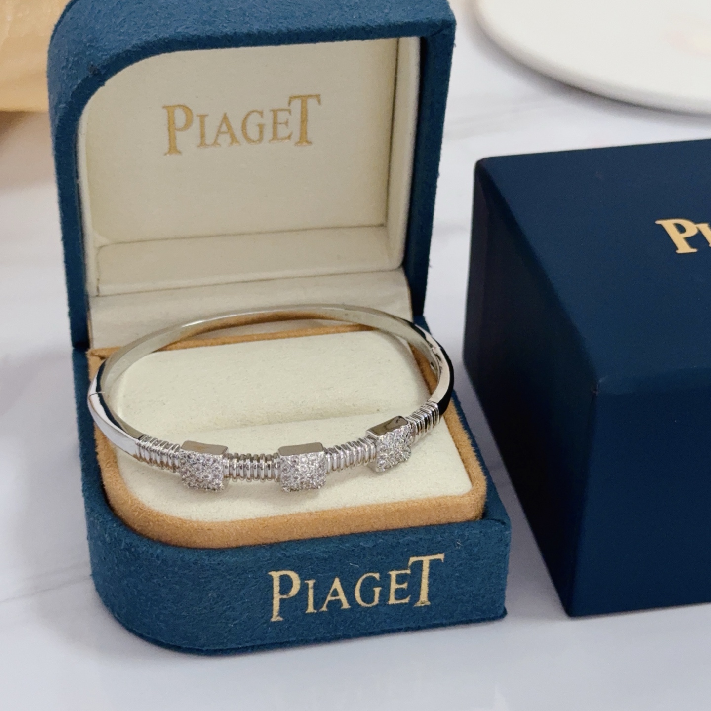 NO:643044,Piaget bracelet, high-end customized version, inlaid with diamonds, made of V gold material, showing luxury in every detail. The metal texture and texture complement each other, shining under the light, reflecting the luxury and elegance. Whether it is a business occasion or a sweet date, it can highlight the delicacy and elegance~ It is so beautiful to get it, it is definitely your dream bracelet., jewelry boutique, Piaget, bracelet19860909Piaget伯爵手镯, 高端定制版本 镶嵌钻工艺 ,V金材质 ,细节处尽显奢华.金属质感与纹理相互映衬,光线之下,熠熠生辉,体现了奢华与典雅的气质.无论是商务场合还是甜蜜约会都能凸显精致和优雅~上手都太美了,绝对是你的梦中情镯.,饰品精品,piaget,bracelet,Jewelry