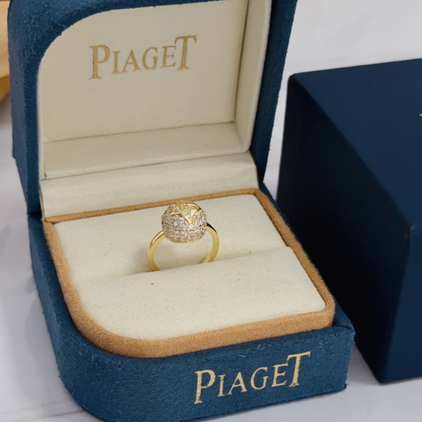 NO:642998,Piaget ring, high-end customized version, inlaid with diamonds, made of V gold, showing luxury in every detail. The metal texture and texture complement each other, shining under the light, reflecting the luxury and elegance., jewelry boutique, Piaget, ring19860909Piaget伯爵戒指,高端定制版本 镶嵌钻工艺 ,V金材质 ,细节处尽显奢华.金属质感与纹理相互映衬,光线之下,熠熠生辉,体现了奢华与典雅的气质.,饰品精品,piaget,ring,Jewelry