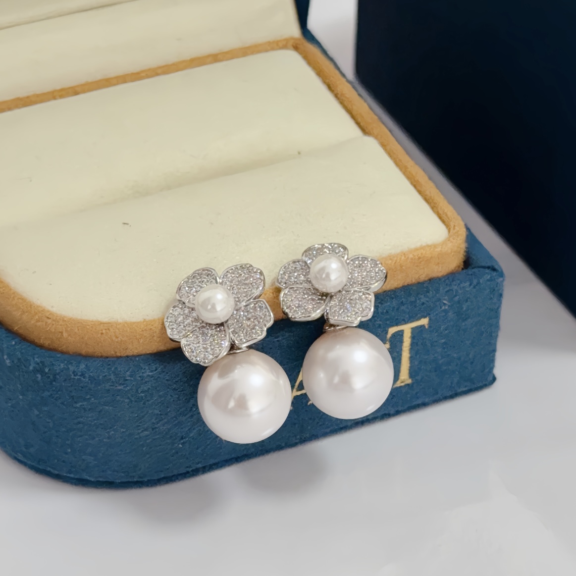 NO:643004,Piaget earrings are high-end customized versions with diamond inlaid craftsmanship and V-gold material. The details are full of luxury. The metal texture and texture complement each other and shine under the light, reflecting the luxury and elegance., jewelry boutique, Piaget, earrings19860909Piaget伯爵耳环 高端定制版本 镶嵌钻工艺 ,V金材质 ,细节处尽显奢华.金属质感与纹理相互映衬,光线之下,熠熠生辉,体现了奢华与典雅的气质.,饰品精品,piaget,earrings,Jewelry