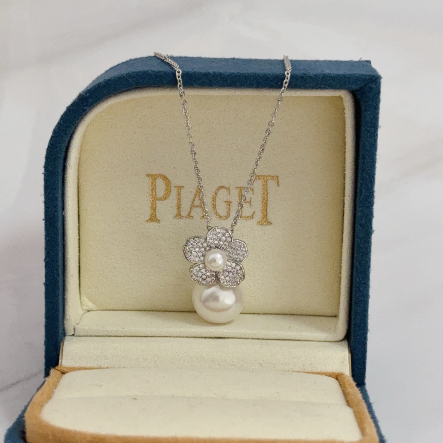 NO:643010,Piaget necklace, high-end customized version, inlaid with diamonds, made of V gold material, showing luxury in every detail. The metal texture and texture complement each other, shining under the light, reflecting the luxury and elegance., jewelry boutique, Piaget, necklace19860909Piaget伯爵项链,高端定制版本 镶嵌钻工艺 ,V金材质 ,细节处尽显奢华.金属质感与纹理相互映衬,光线之下,熠熠生辉,体现了奢华与典雅的气质.,饰品精品,piaget,necklace,Jewelry