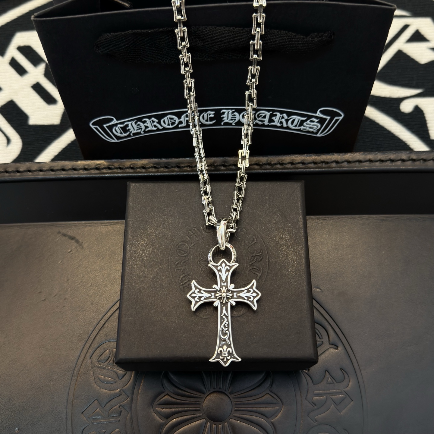 NO:643250,New [counter quality] Chrome Hearts classic retro cross necklace, cross pendant, concave and convex shapes, different pattern design styles, showing a distinctive cross and Scout flower is Chrome Hearts' symbol, so it is more durable. Genuine pattern-printed Chrome Hearts distinguishes the ordinary light version in the market. Match the version and benchmark quality. Look at the printing details, the degree of retro gray oxidation. Seiko version!  !  !  Purely handmade ~ Authentic open mold fashion essentials. Can be worn by both men and women. Same style for couples. Official website original. Rock punk Thai silver style. Retro elements. Trendy and versatile!  , jewelry boutique, chrome hearts, chrome hearts, necklace19860909新款【专柜品质】Chrome Hearts克罗心经典复古十字架项链 十字架吊坠 凹凸造型不同的花纹设计风格 呈现出与众不同 十字架 童军花是克罗心的志 所以更经久不衰 正品打版Chrome Hearts克罗心 区别市场普通轻版 对版对标品质 看字印细节 复古做旧灰氧程度.精工版本！！！ 纯手工打造 ～正品开模潮流时尚必备 男女均可佩戴 情侣同款 官网原版 摇滚朋克泰银风格 复古元素 潮流百搭！,饰品精品,chrome hearts,chrome hearts,necklace,Jewelry