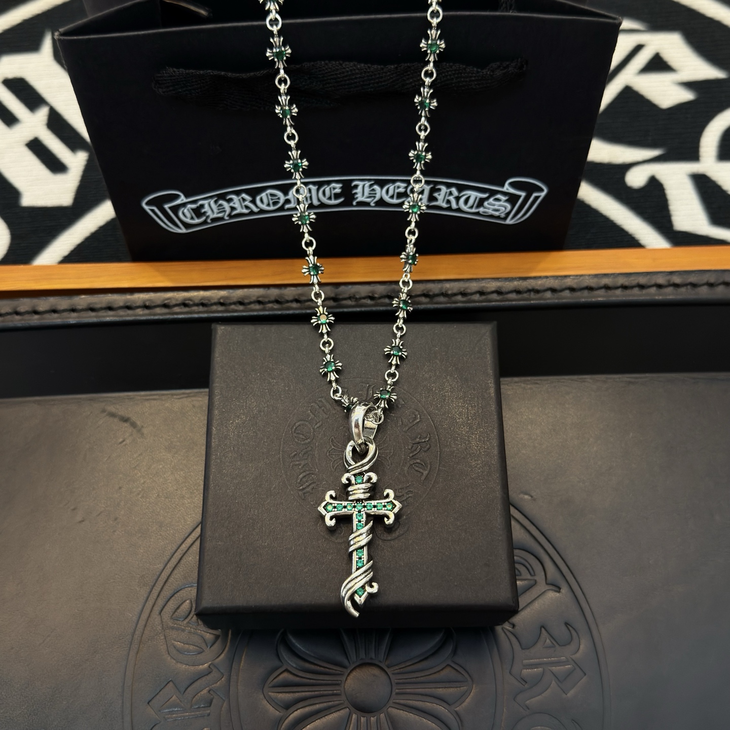 NO:643253,New [counter quality] Chrome Hearts emerald cross necklace, green diamond cross pendant, different pattern design styles with concave and convex shapes, showing a distinctive cross. The Scout flower is the symbol of Chrome Hearts, so it is more durable. Genuine pattern-printed Chrome Hearts distinguishes the ordinary light version in the market. Match the version and standard quality. Look at the printing details. The degree of retro gray oxidation. Seiko version!  !  !  Purely handmade ~ Authentic open mold fashion essentials. Can be worn by both men and women. Same style for couples. Official website original. Rock punk Thai silver style. Retro elements. Trendy and versatile!  , jewelry boutique, chrome hearts, chrome hearts, necklace19860909新款【专柜品质】Chrome Hearts克罗心祖母绿十字架项链 绿钻十字架吊坠 凹凸造型不同的花纹设计风格 呈现出与众不同 十字架 童军花是克罗心的志 所以更经久不衰 正品打版Chrome Hearts克罗心 区别市场普通轻版 对版对标品质 看字印细节 复古做旧灰氧程度.精工版本！！！ 纯手工打造 ～正品开模潮流时尚必备 男女均可佩戴 情侣同款 官网原版 摇滚朋克泰银风格 复古元素 潮流百搭！,饰品精品,chrome hearts,chrome hearts,necklace,Jewelry
