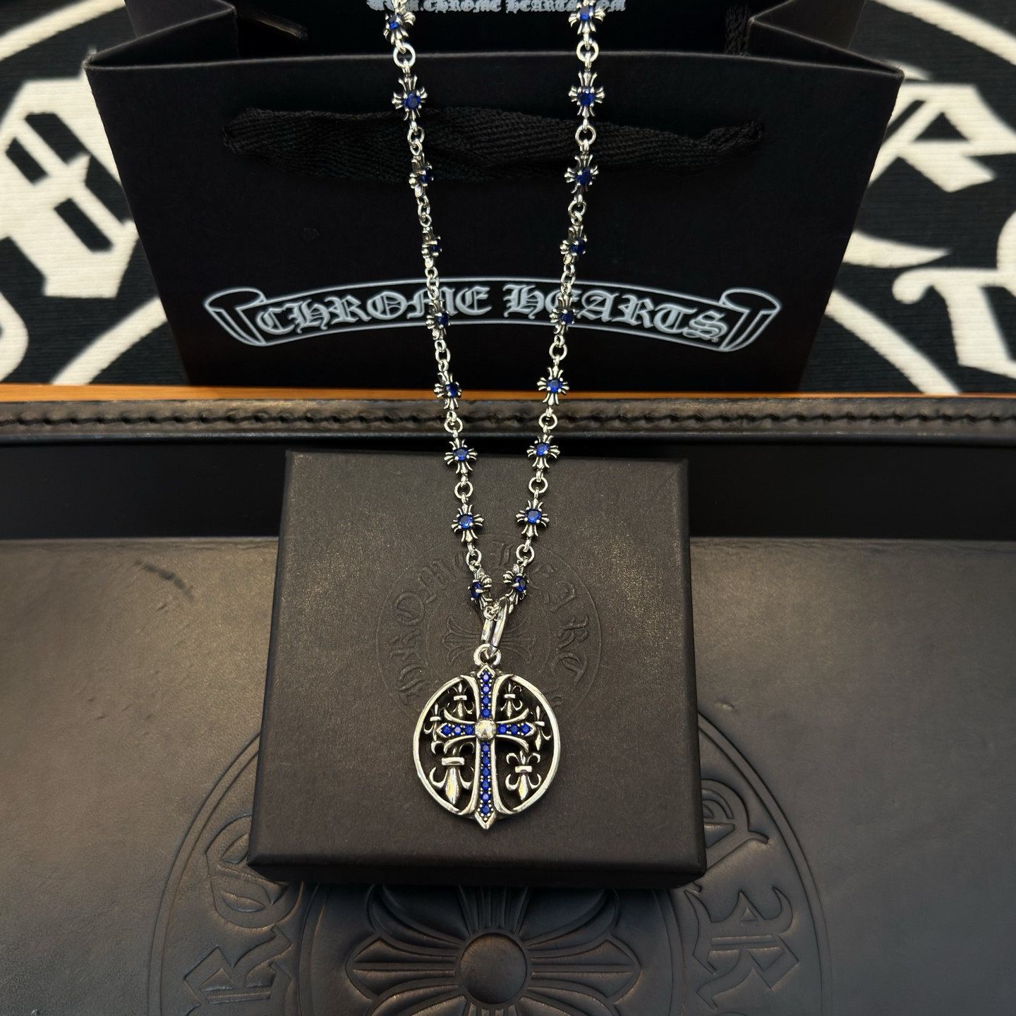 NO:643256,New [Counter Quality] Chrome Hearts Classic Blue Diamond Cross Necklace, Round Cross Pendant, Concave and Concave Shapes, Different Pattern Design Styles, Showing a Distinctive Cross, Scout Flower is Chrome Hearts' Emblem, So It's More Enduring. Genuine Patterned Chrome Hearts Differentiates from Ordinary Light Versions in the Market, Matching Standard Quality, Look at the Printing Details, Retro and Old Gray Oxygen Level. Seiko Version!  !  !  Purely handmade ~ Authentic open mold fashion essentials. Can be worn by both men and women. Same style for couples. Official website original. Rock punk Thai silver style. Retro elements. Trendy and versatile!  , jewelry boutique, chrome hearts, chrome hearts, necklace19860909新款【专柜品质】Chrome Hearts克罗心经典蓝钻十字架项链 圆牌十字架吊坠 凹凸造型不同的花纹设计风格 呈现出与众不同 十字架 童军花是克罗心的志 所以更经久不衰 正品打版Chrome Hearts克罗心 区别市场普通轻版 对版对标品质 看字印细节 复古做旧灰氧程度.精工版本！！！ 纯手工打造 ～正品开模潮流时尚必备 男女均可佩戴 情侣同款 官网原版 摇滚朋克泰银风格 复古元素 潮流百搭！,饰品精品,chrome hearts,chrome hearts,necklace,Jewelry