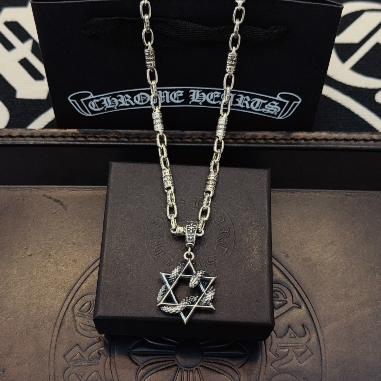 NO:643262,New [Counter Quality] Chrome Hearts Classic Retro Cross Necklace, Dragon Hexagram Pendant, Concave and Concave Shapes, Different Pattern Design Styles, Presenting a Distinctive Cross, Scout Flower is Chrome Hearts’ Emblem, So It’s More Enduring, Genuine Patterned Chrome Hearts, Differentiates from Ordinary Light Versions in the Market, Version-Based Quality, Look at Printing Details, Vintage Aged Gray Oxygen Level. Seiko Version!  !  !  Purely handmade ~ Authentic open mold fashion essentials. Can be worn by both men and women. Same style for couples. Official website original. Rock punk Thai silver style. Retro elements. Trendy and versatile!  , jewelry boutique, chrome hearts, chrome hearts, necklace19860909新款【专柜品质】Chrome Hearts克罗心经典复古十字架项链 龙腾六芒星吊坠 凹凸造型不同的花纹设计风格 呈现出与众不同 十字架 童军花是克罗心的志 所以更经久不衰 正品打版Chrome Hearts克罗心 区别市场普通轻版 对版对标品质 看字印细节 复古做旧灰氧程度.精工版本！！！ 纯手工打造 ～正品开模潮流时尚必备 男女均可佩戴 情侣同款 官网原版 摇滚朋克泰银风格 复古元素 潮流百搭！,饰品精品,chrome hearts,chrome hearts,necklace,Jewelry