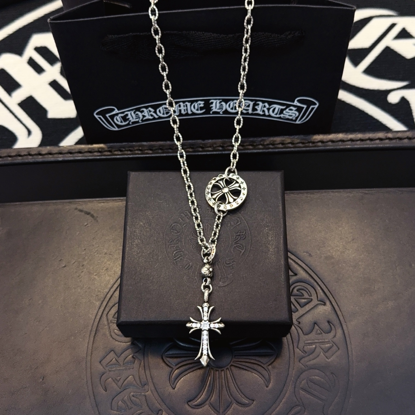 NO:643265,New [counter quality] Chrome Hearts classic retro cross necklace, cross pendant, concave and convex shapes, different pattern design styles, showing a distinctive cross and Scout flower is Chrome Hearts' symbol, so it is more durable. Genuine pattern-printed Chrome Hearts distinguishes the ordinary light version in the market. Match the version and benchmark quality. Look at the printing details, the degree of retro gray oxidation. Seiko version!  !  !  Purely handmade ~ Authentic open mold fashion essentials. Can be worn by both men and women. Same style for couples. Official website original. Rock punk Thai silver style. Retro elements. Trendy and versatile!  , jewelry boutique, chrome hearts, chrome hearts, necklace19860909新款【专柜品质】Chrome Hearts克罗心经典复古十字架项链 十字架吊坠 凹凸造型不同的花纹设计风格 呈现出与众不同 十字架 童军花是克罗心的志 所以更经久不衰 正品打版Chrome Hearts克罗心 区别市场普通轻版 对版对标品质 看字印细节 复古做旧灰氧程度.精工版本！！！ 纯手工打造 ～正品开模潮流时尚必备 男女均可佩戴 情侣同款 官网原版 摇滚朋克泰银风格 复古元素 潮流百搭！,饰品精品,chrome hearts,chrome hearts,necklace,Jewelry