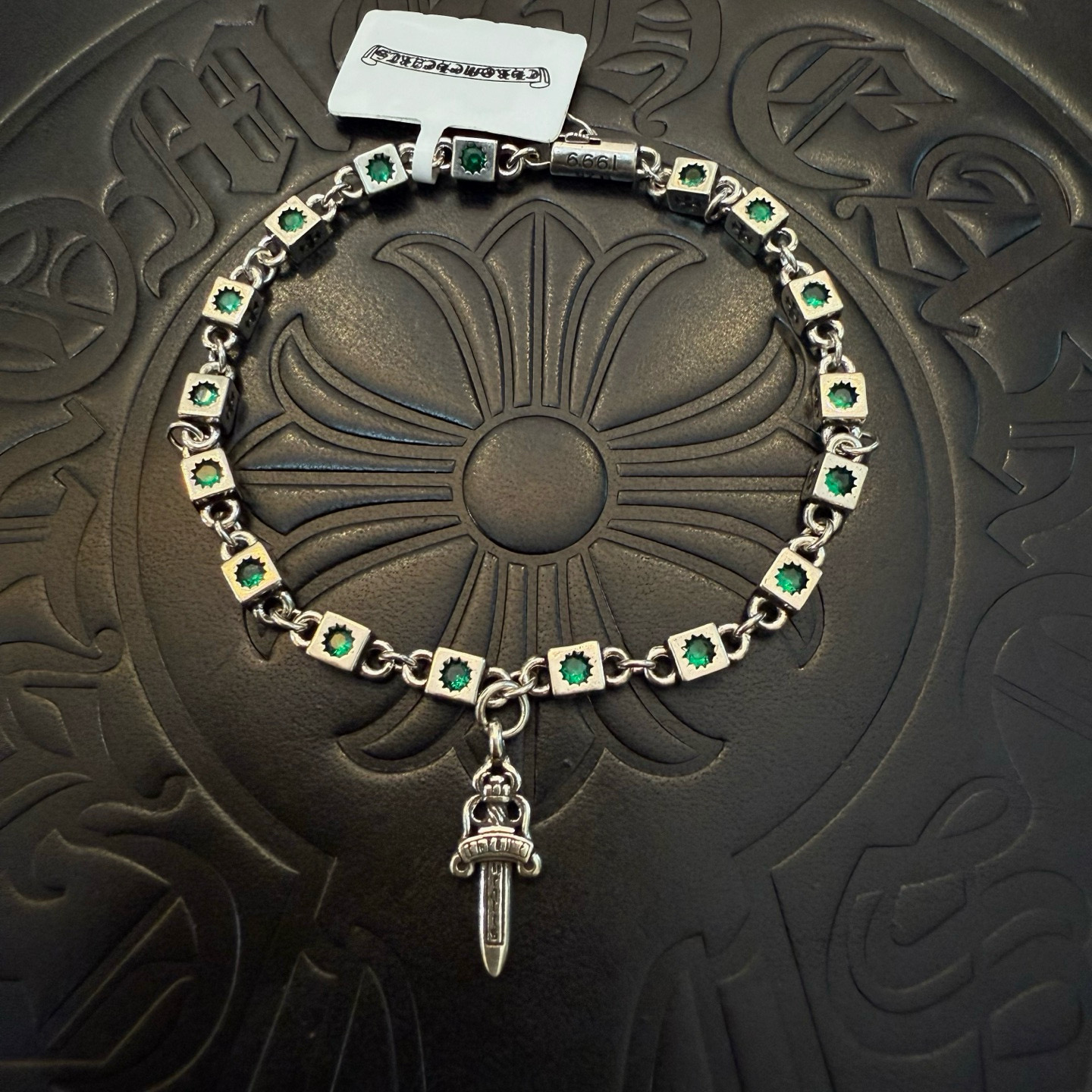 NO:643248,New [counter quality] Chrome Hearts green diamond bracelet. The different pattern design styles of concave and convex shapes show a distinctive cross. The Scout flower is the symbol of Chrome Hearts, so it is more durable. Genuine pattern-printed Chrome Hearts distinguishes the ordinary light version in the market. Check the quality of the version. Look at the printing details. The degree of retro gray oxidation. Seiko version!  !  !  Purely handmade ~ Authentic open mold fashion essentials. Can be worn by both men and women. Same style for couples. Official website original. Rock punk Thai silver style. Retro elements. Trendy and versatile!  , jewelry boutique, chrome hearts, chrome hearts, bracelet19860909新款【专柜品质】Chrome Hearts克罗心绿钻手链 .凹凸造型不同的花纹设计风格 呈现出与众不同 十字架 童军花是克罗心的志 所以更经久不衰 正品打版Chrome Hearts克罗心 区别市场普通轻版 对版对标品质 看字印细节 复古做旧灰氧程度.精工版本！！！ 纯手工打造 ～正品开模潮流时尚必备 男女均可佩戴 情侣同款 官网原版 摇滚朋克泰银风格 复古元素 潮流百搭！,饰品精品,chrome hearts,chrome hearts,bracelet,Jewelry