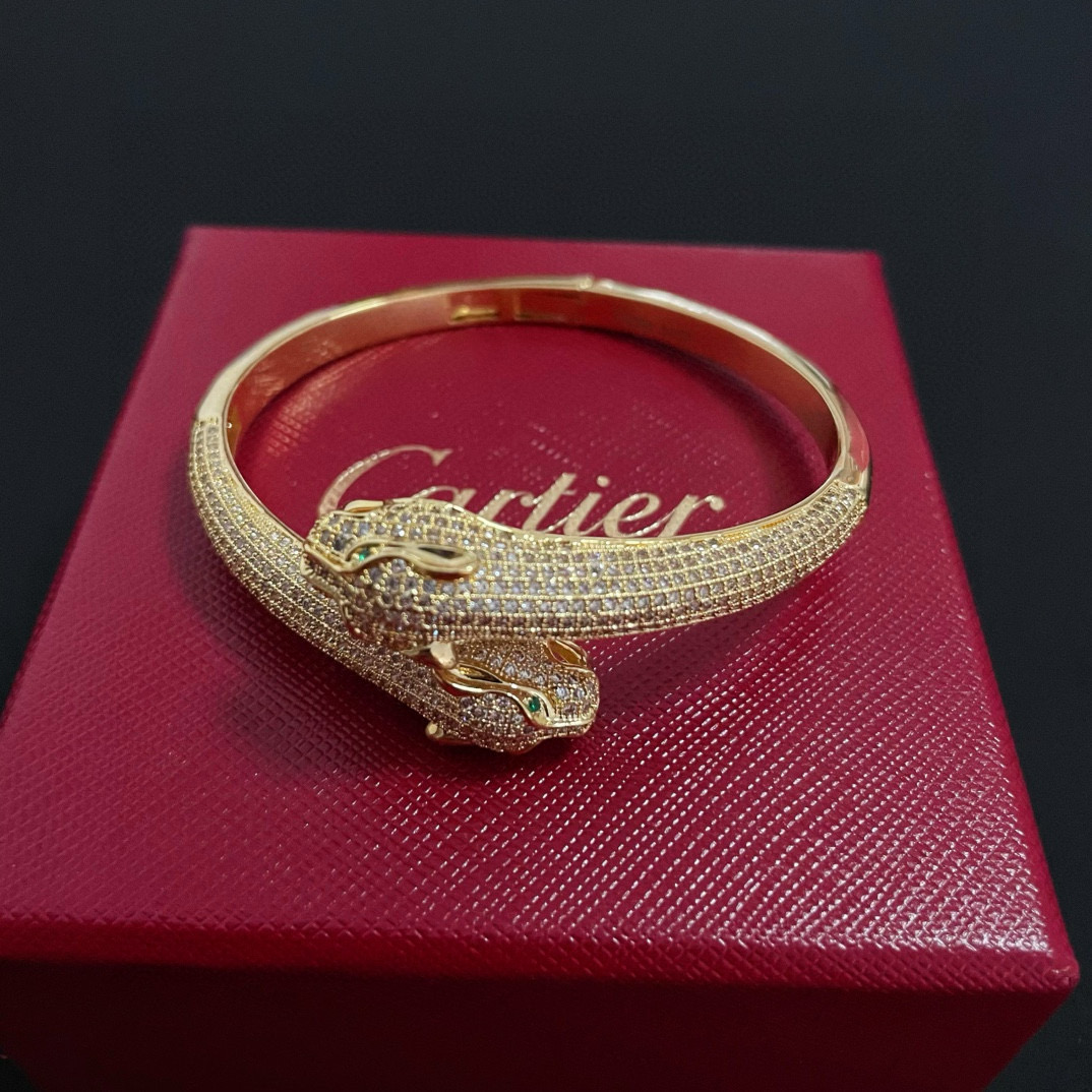 Cartier 卡地亚豹头镶钻手镯 高端定制版本 镶嵌钻工艺 V金材质 而 风格 用凌厉线条重构爱情美学 打破常规