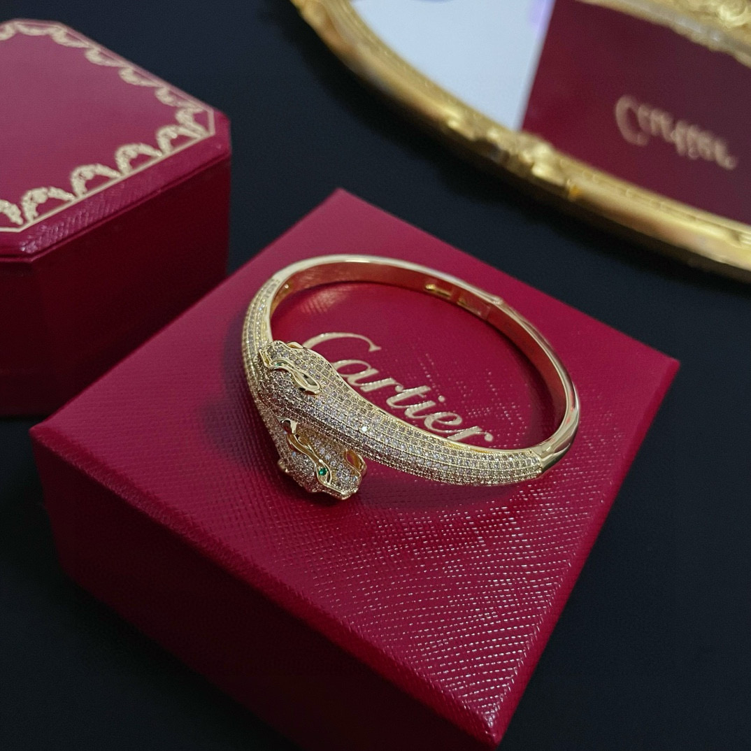 Cartier 卡地亚豹头镶钻手镯 高端定制版本 镶嵌钻工艺 V金材质 而 风格 用凌厉线条重构爱情美学 打破常规