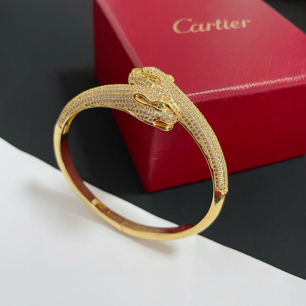 Cartier 卡地亚豹头镶钻手镯 高端定制版本 镶嵌钻工艺 V金材质 而 风格 用凌厉线条重构爱情美学 打破常规