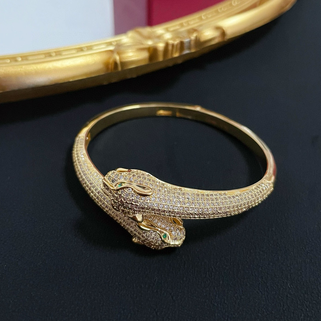 Cartier 卡地亚豹头镶钻手镯 高端定制版本 镶嵌钻工艺 V金材质 而 风格 用凌厉线条重构爱情美学 打破常规