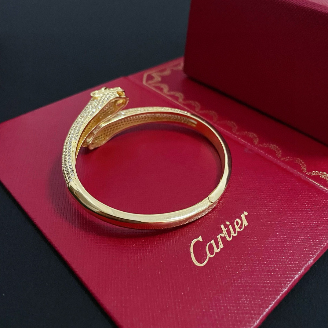Cartier 卡地亚豹头镶钻手镯 高端定制版本 镶嵌钻工艺 V金材质 而 风格 用凌厉线条重构爱情美学 打破常规