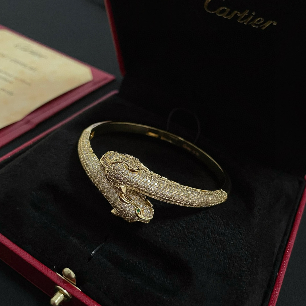 Cartier 卡地亚豹头镶钻手镯 高端定制版本 镶嵌钻工艺 V金材质 而 风格 用凌厉线条重构爱情美学 打破常规