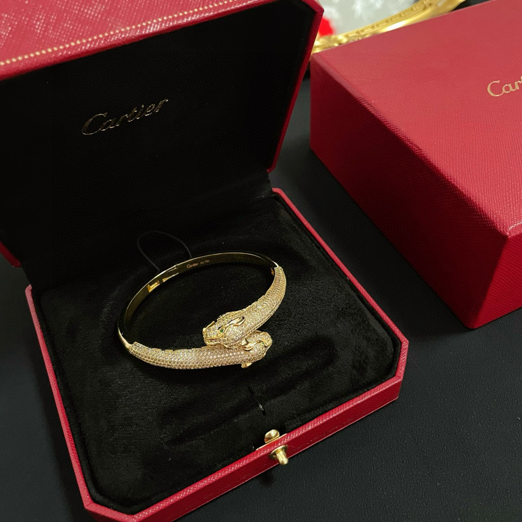 Cartier 卡地亚豹头镶钻手镯 高端定制版本 镶嵌钻工艺 V金材质 而 风格 用凌厉线条重构爱情美学 打破常规