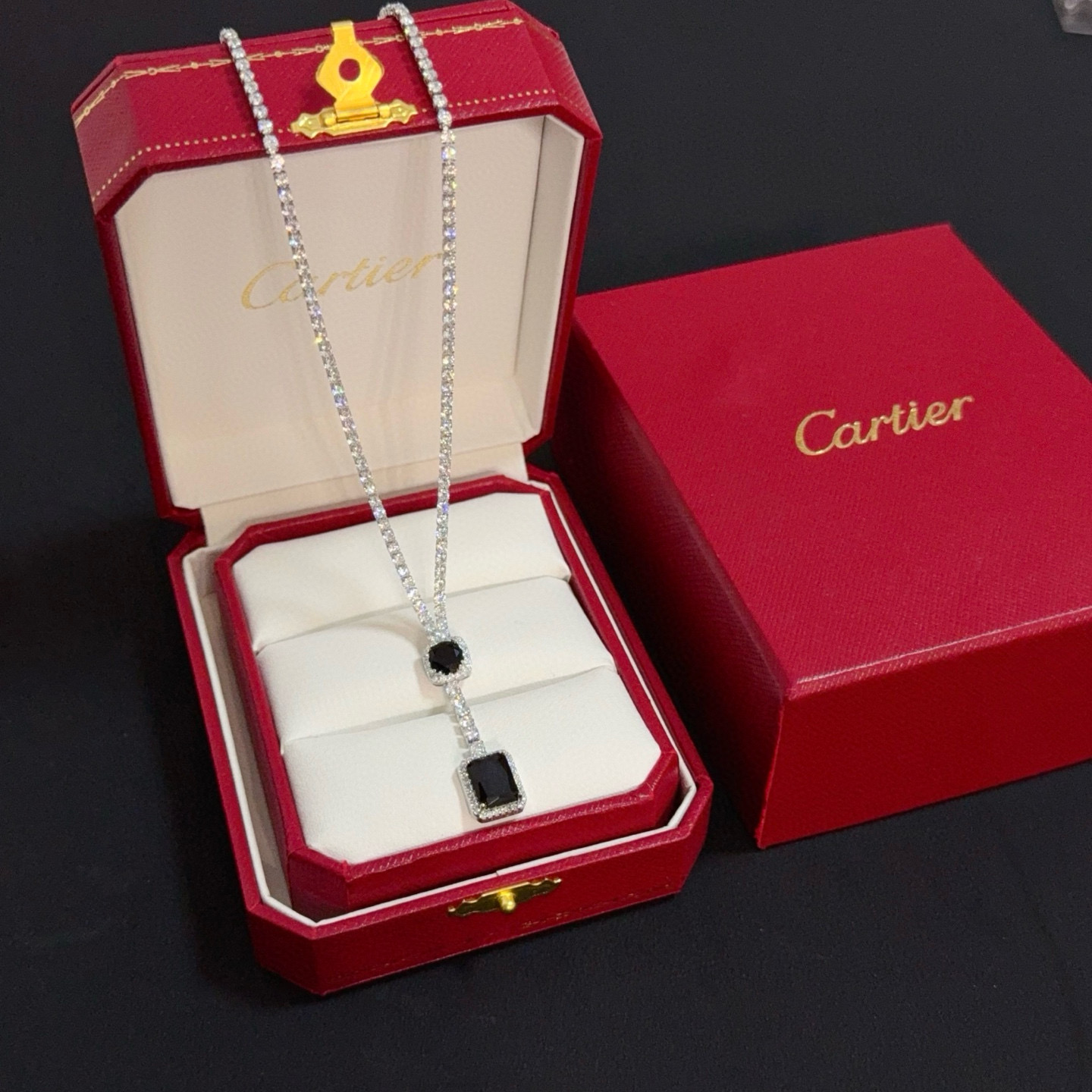 NO:643022,Cartier diamond-encrusted necklace, high-end customized version, diamond-encrusted craftsmanship, V gold material, classic and fashionable style, reconstruct the aesthetics of love with sharp lines!  Breaking the rules, the diamond-encrusted design actually achieves the ceiling of high-end sense - no need for flashy accumulation, love should be as pure as ever. Cartier is loved by many celebrities and Internet celebrities. The Leopard series bracelet is absolutely an eternal classic, and it is not limited to men and women, and there is no age limit!  Wear it and you will be the center of attention!  , jewelry boutique,cartier,necklace,bracelet19860909卡地亚镶钻项链 高端定制版本 镶嵌钻工艺 V金材质 经典而时尚风格 用凌厉线条重构爱情美学！打破常规,镶嵌钻设计反而成就高级感天花板——无需浮华堆砌,爱本应纯粹如初 卡地亚受众多明星网红的爱戴 豹子系列手镯 绝对是永恒经典 而且男女不限 年龄不限 ！戴上它你就是焦点！,饰品精品,cartier,necklace,bracelet,Jewelry