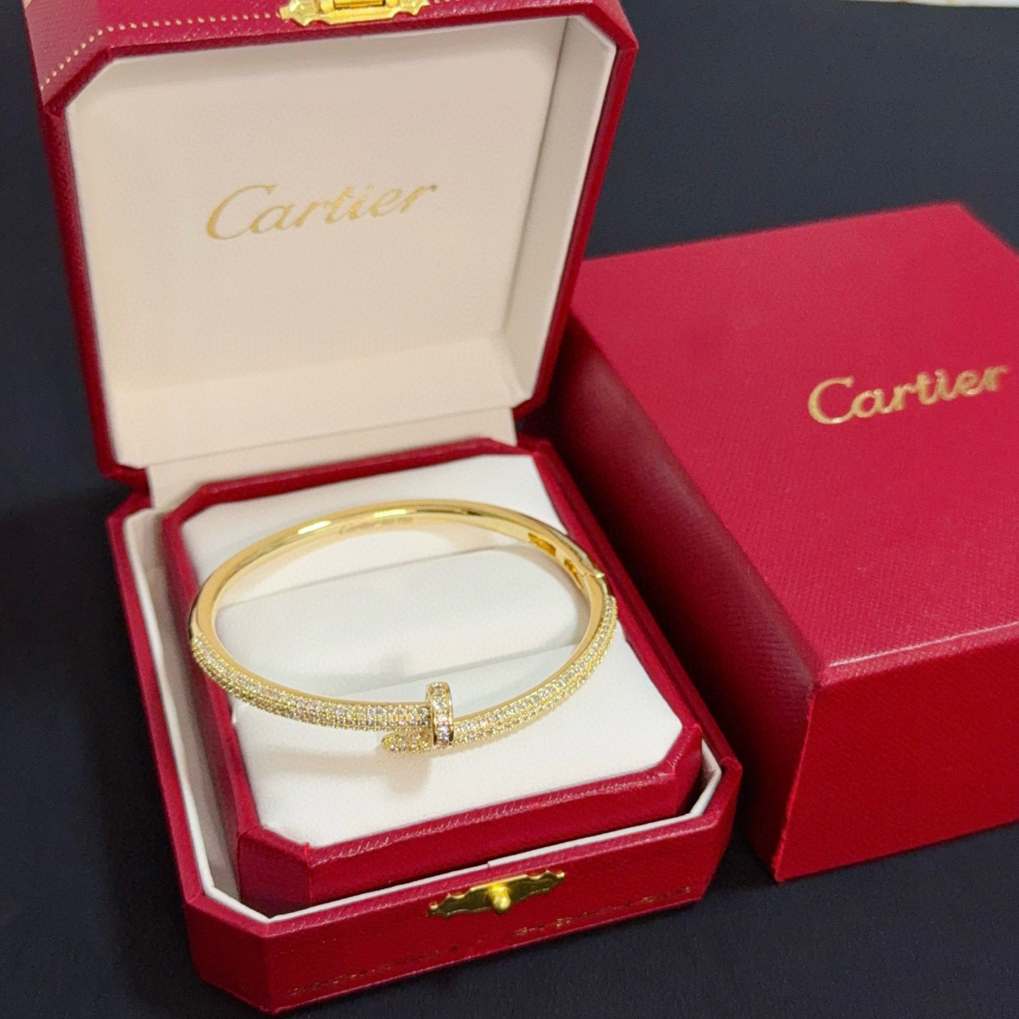 NO:643032,Cartier diamond-encrusted nail bracelet, high-end customized version, diamond-encrusted craftsmanship, V gold material, classic and fashionable style, reconstruct the aesthetics of love with sharp lines!  Breaking the rules, the diamond-encrusted design actually achieves the ceiling of high-end sense - no need for flashy accumulation, love should be as pure as ever. Cartier is loved by many celebrities and Internet celebrities. The Leopard series bracelet is absolutely an eternal classic, and it is not limited to men and women, and there is no age limit!  Wear it and you will be the center of attention!  , jewelry boutique, cartier, bracelet19860909卡地亚镶钻钉子手镯 高端定制版本 镶嵌钻工艺 V金材质 经典而时尚风格 用凌厉线条重构爱情美学！打破常规,镶嵌钻设计反而成就高级感天花板——无需浮华堆砌,爱本应纯粹如初 卡地亚受众多明星网红的爱戴 豹子系列手镯 绝对是永恒经典 而且男女不限 年龄不限 ！戴上它你就是焦点！,饰品精品,cartier,bracelet,Jewelry