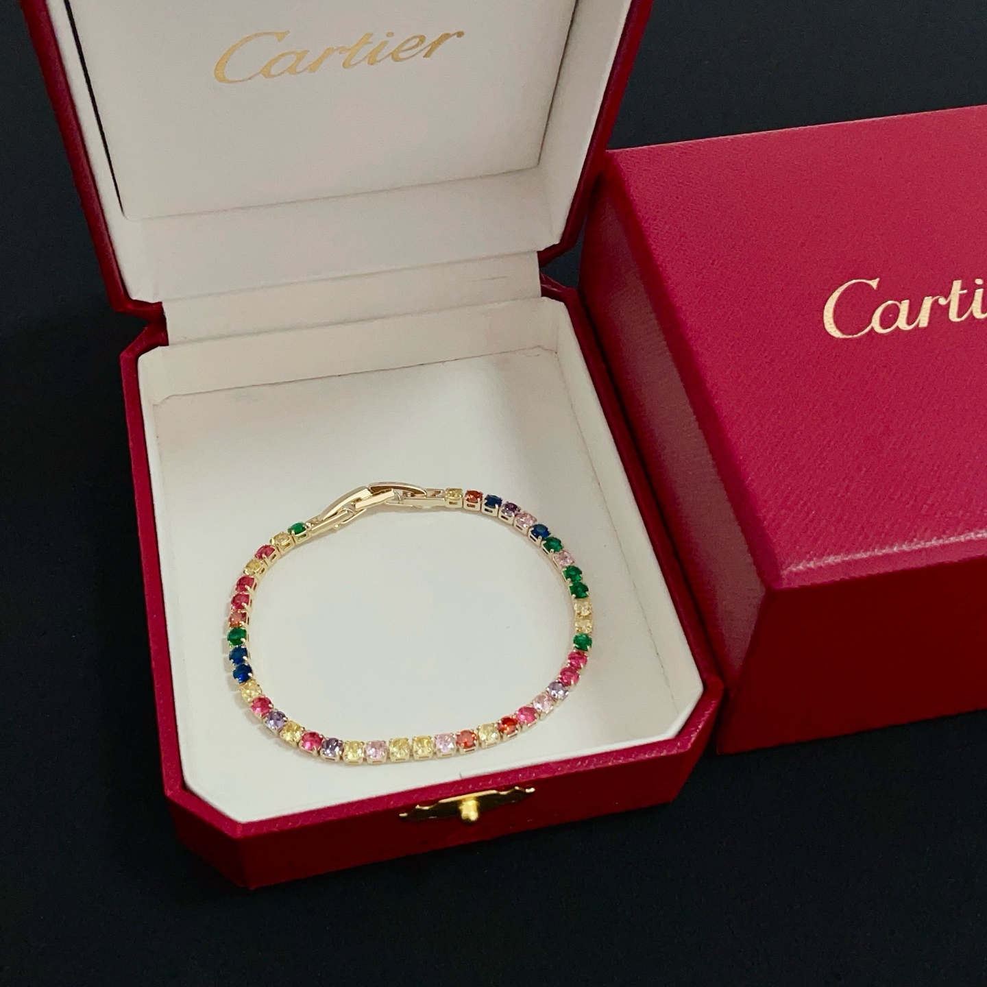 NO:642999,Cartier colored diamond bracelet, high-end customized version, inlaid with diamond craftsmanship, V-gold material, classic and fashionable style, reconstructing the aesthetics of love with sharp lines!  Breaking the rules, the diamond-encrusted design actually achieves the ceiling of high-end sense - no need for flashy accumulation, love should be as pure as ever. Cartier is loved by many celebrities and Internet celebrities. The Leopard series bracelet is absolutely an eternal classic, and it is not limited to men and women, and there is no age limit!  Wear it and you will be the center of attention!  , jewelry boutique,cartier,bracelet,bracelet19860909卡地亚彩钻手链 高端定制版本 镶嵌钻工艺 V金材质 经典而时尚风格 用凌厉线条重构爱情美学！打破常规,镶嵌钻设计反而成就高级感天花板——无需浮华堆砌,爱本应纯粹如初 卡地亚受众多明星网红的爱戴 豹子系列手镯 绝对是永恒经典 而且男女不限 年龄不限 ！戴上它你就是焦点！,饰品精品,cartier,bracelet,bracelet,Jewelry