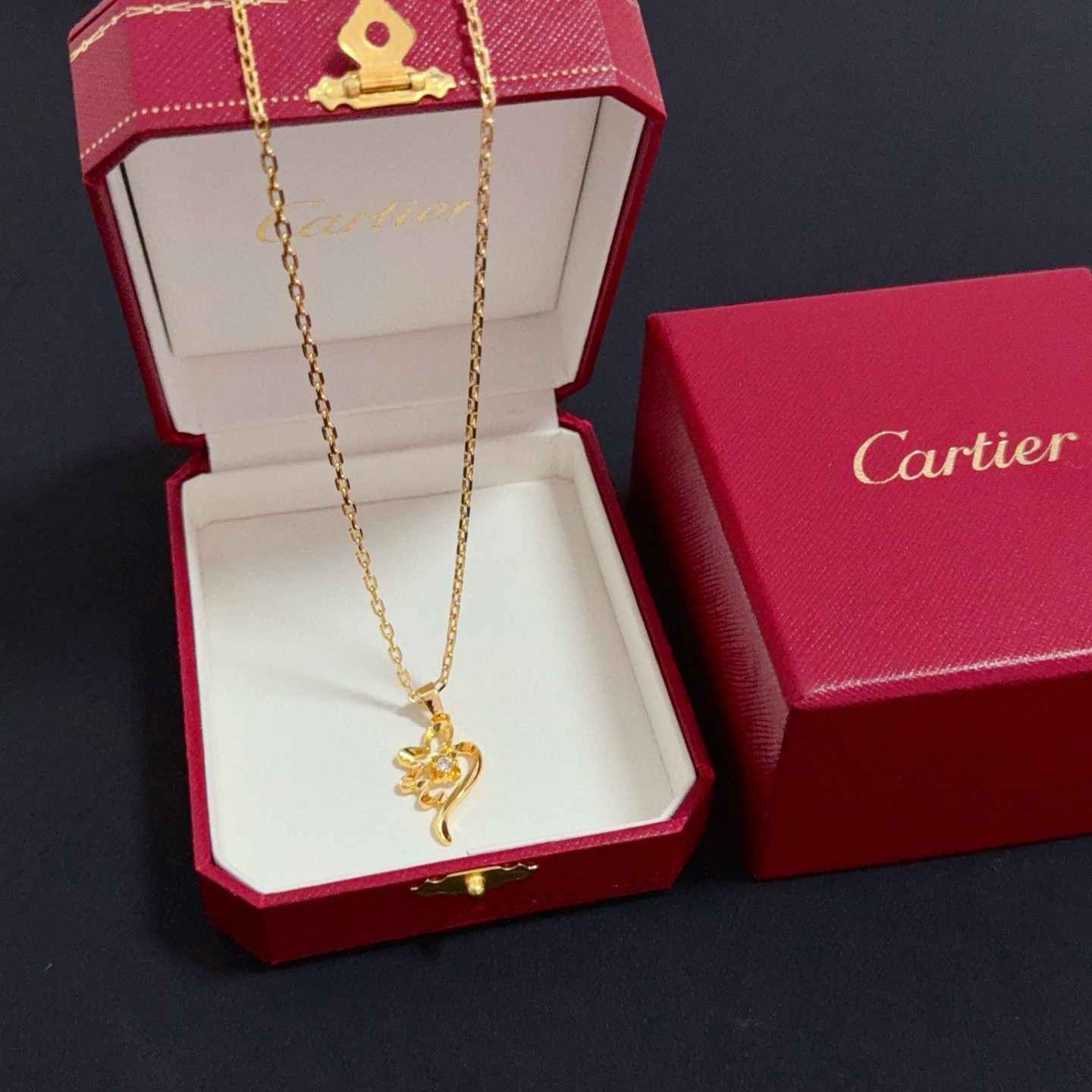 NO:643017,Cartier diamond-encrusted necklace, high-end customized version, diamond-encrusted craftsmanship, V gold material, classic and fashionable style, reconstruct the aesthetics of love with sharp lines!  Breaking the rules, the diamond-encrusted design actually achieves the ceiling of high-end sense - no need for flashy accumulation, love should be as pure as ever. Cartier is loved by many celebrities and Internet celebrities. The Leopard series bracelet is absolutely an eternal classic, and it is not limited to men and women, and there is no age limit!  Wear it and you will be the center of attention!  , jewelry boutique,cartier,necklace,bracelet19860909卡地亚镶钻项链 高端定制版本 镶嵌钻工艺 V金材质 经典而时尚风格 用凌厉线条重构爱情美学！打破常规,镶嵌钻设计反而成就高级感天花板——无需浮华堆砌,爱本应纯粹如初 卡地亚受众多明星网红的爱戴 豹子系列手镯 绝对是永恒经典 而且男女不限 年龄不限 ！戴上它你就是焦点！,饰品精品,cartier,necklace,bracelet,Jewelry