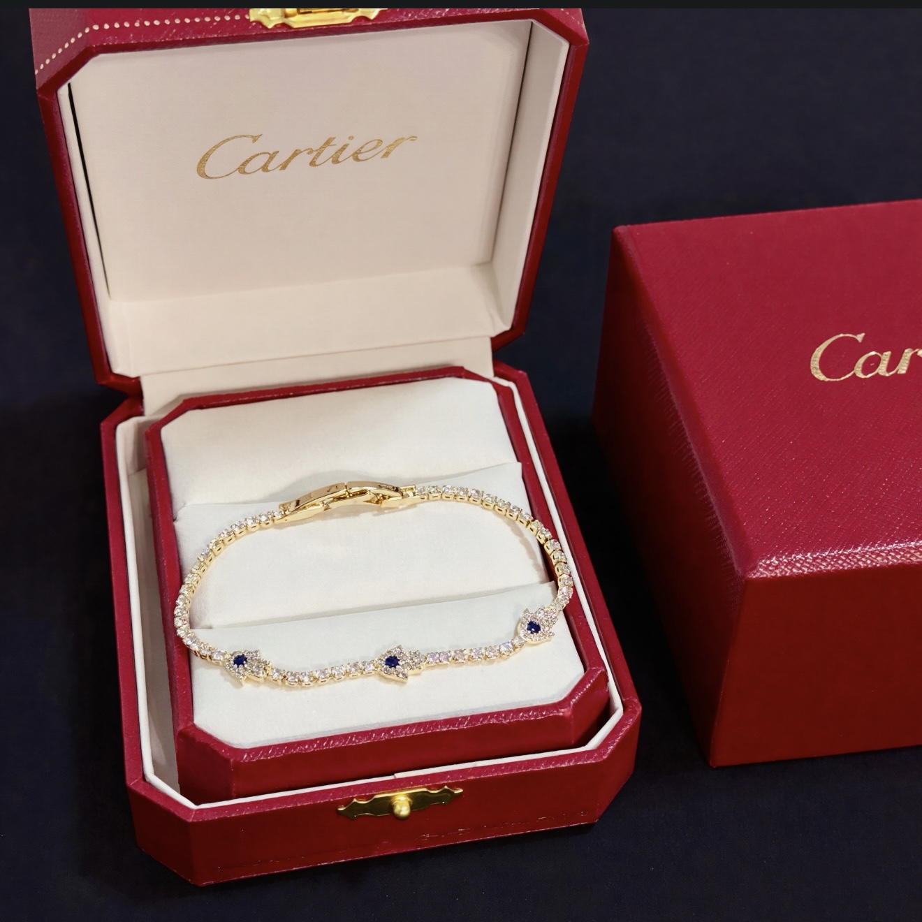 NO:643038,Cartier diamond-encrusted bracelet, high-end customized version, diamond-encrusted craftsmanship, V-gold material, classic and fashionable style, reconstructing the aesthetics of love with sharp lines!  Breaking the rules, the diamond-encrusted design actually achieves the ceiling of high-end sense - no need for flashy accumulation, love should be as pure as ever. Cartier is loved by many celebrities and Internet celebrities. The Leopard series bracelet is absolutely an eternal classic, and it is not limited to men and women, and there is no age limit!  Wear it and you will be the center of attention!  , jewelry boutique,cartier,bracelet,bracelet19860909卡地亚镶钻手链 高端定制版本 镶嵌钻工艺 V金材质 经典而时尚风格 用凌厉线条重构爱情美学！打破常规,镶嵌钻设计反而成就高级感天花板——无需浮华堆砌,爱本应纯粹如初 卡地亚受众多明星网红的爱戴 豹子系列手镯 绝对是永恒经典 而且男女不限 年龄不限 ！戴上它你就是焦点！,饰品精品,cartier,bracelet,bracelet,Jewelry