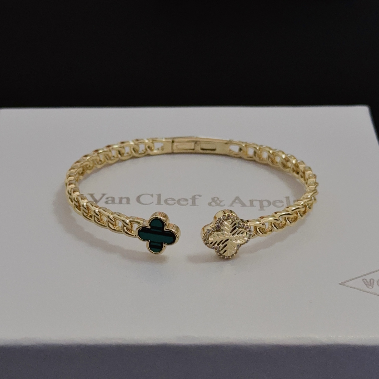 Van Cleef Arpels Pulsera Alhambra metal dorado malaquita verde detalles de diamantes transparentes 17 cm