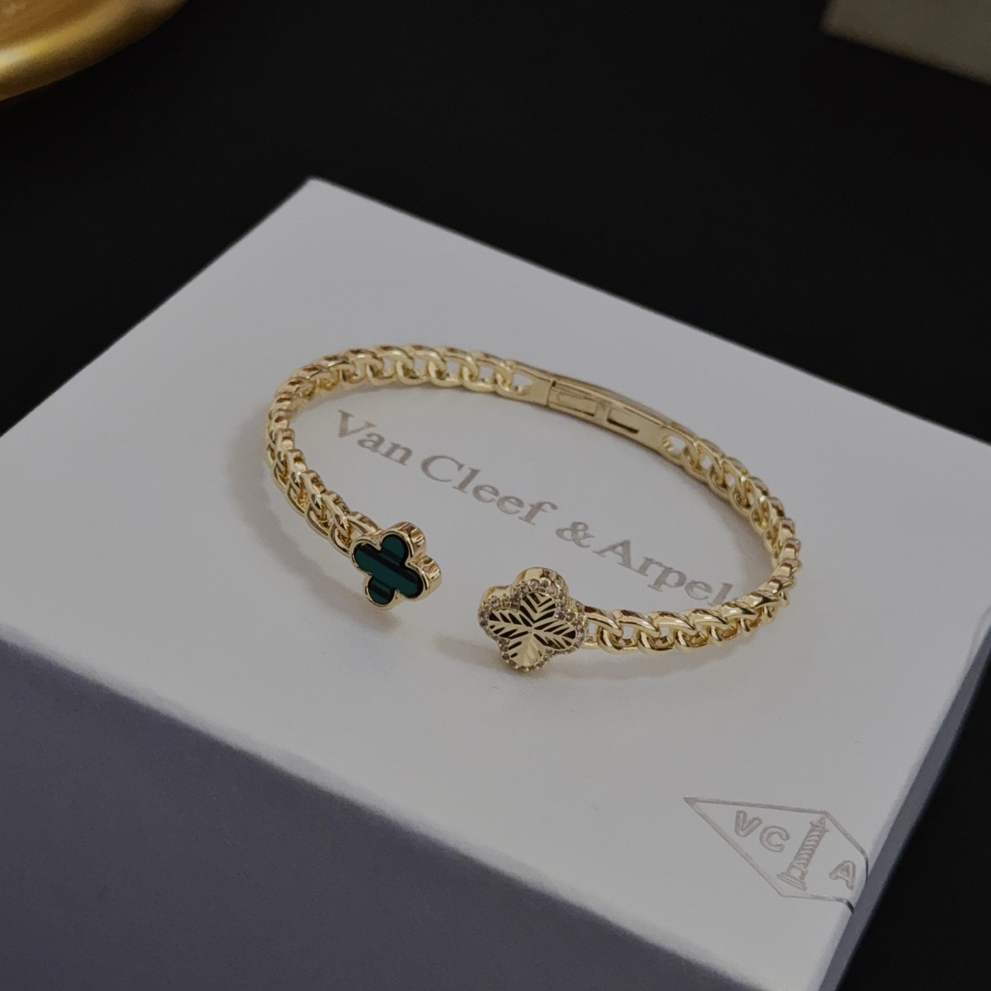 Van Cleef Arpels Pulsera Alhambra metal dorado malaquita verde detalles de diamantes transparentes 17 cm