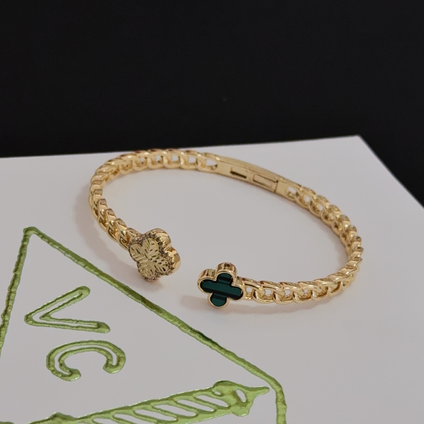 Van Cleef Arpels Pulsera Alhambra metal dorado malaquita verde detalles de diamantes transparentes 17 cm