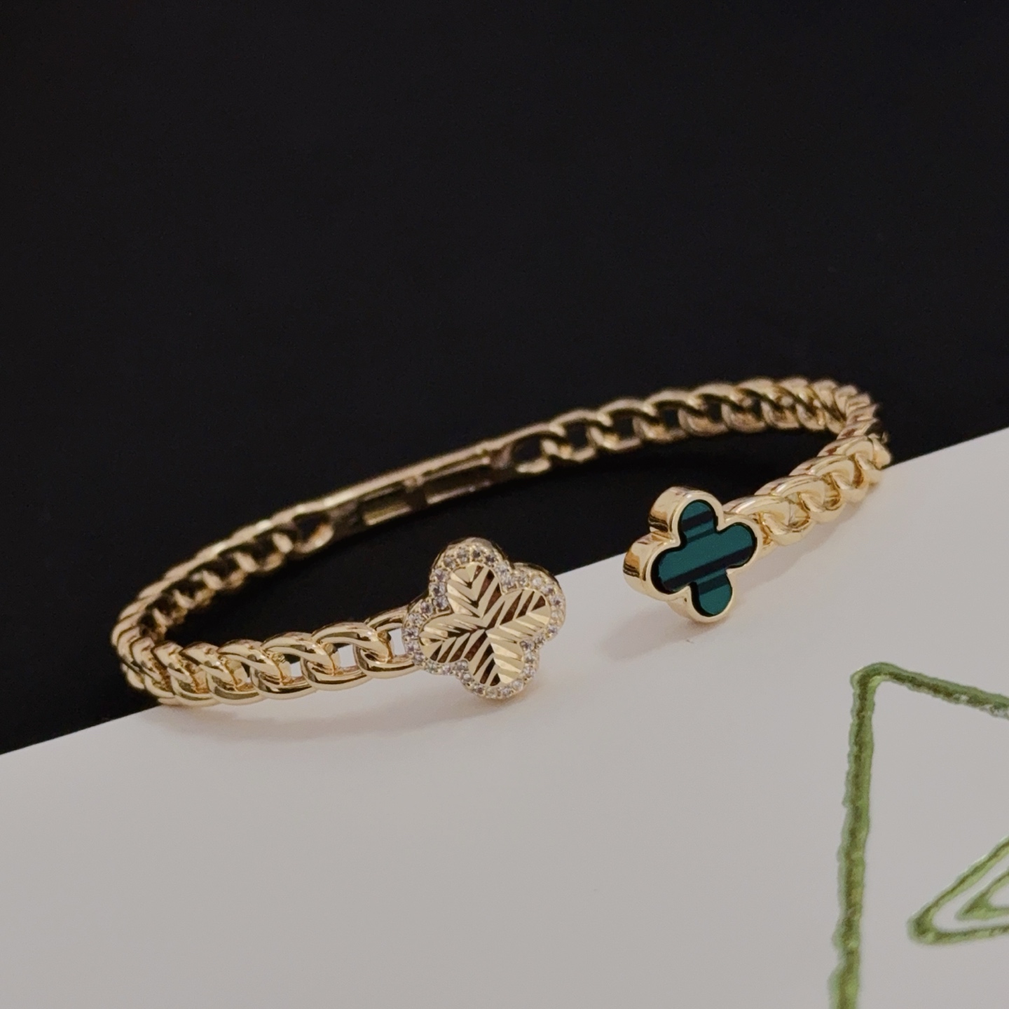 Van Cleef Arpels Pulsera Alhambra metal dorado malaquita verde detalles de diamantes transparentes 17 cm