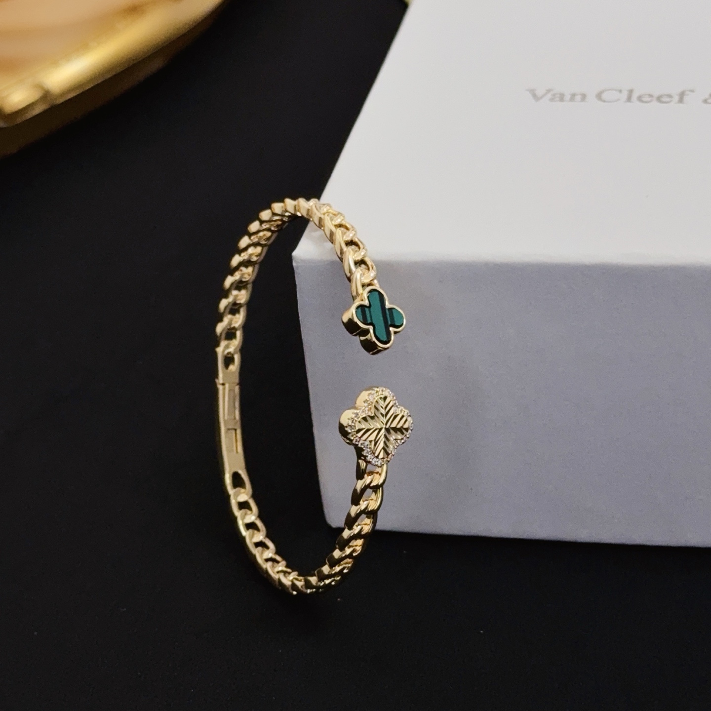 Van Cleef Arpels Pulsera Alhambra metal dorado malaquita verde detalles de diamantes transparentes 17 cm