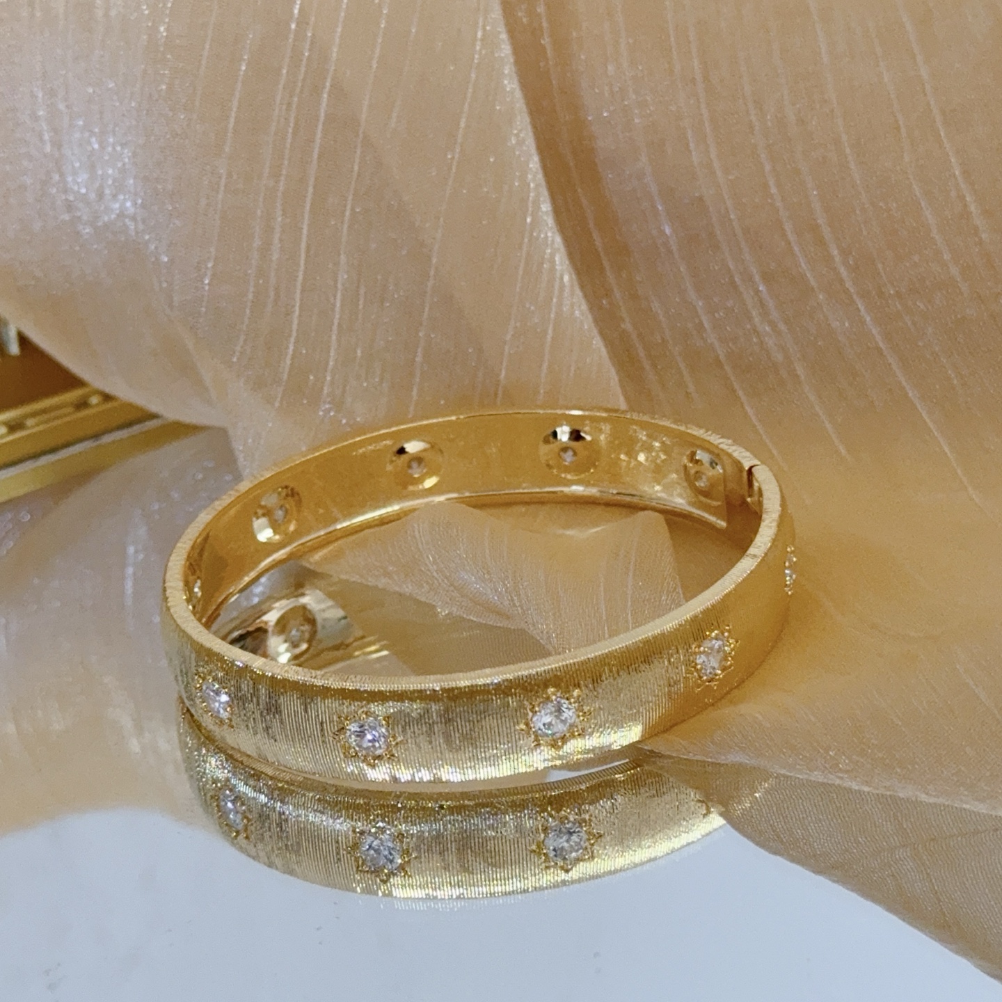 Van Cleef & Arpels Jewelry four-leaf clover bracelet, V gold level, classic, same style as official website, multi-layered metal carving design, inlaid with diamond technology, four-leaf clover lucky pattern — photo 5