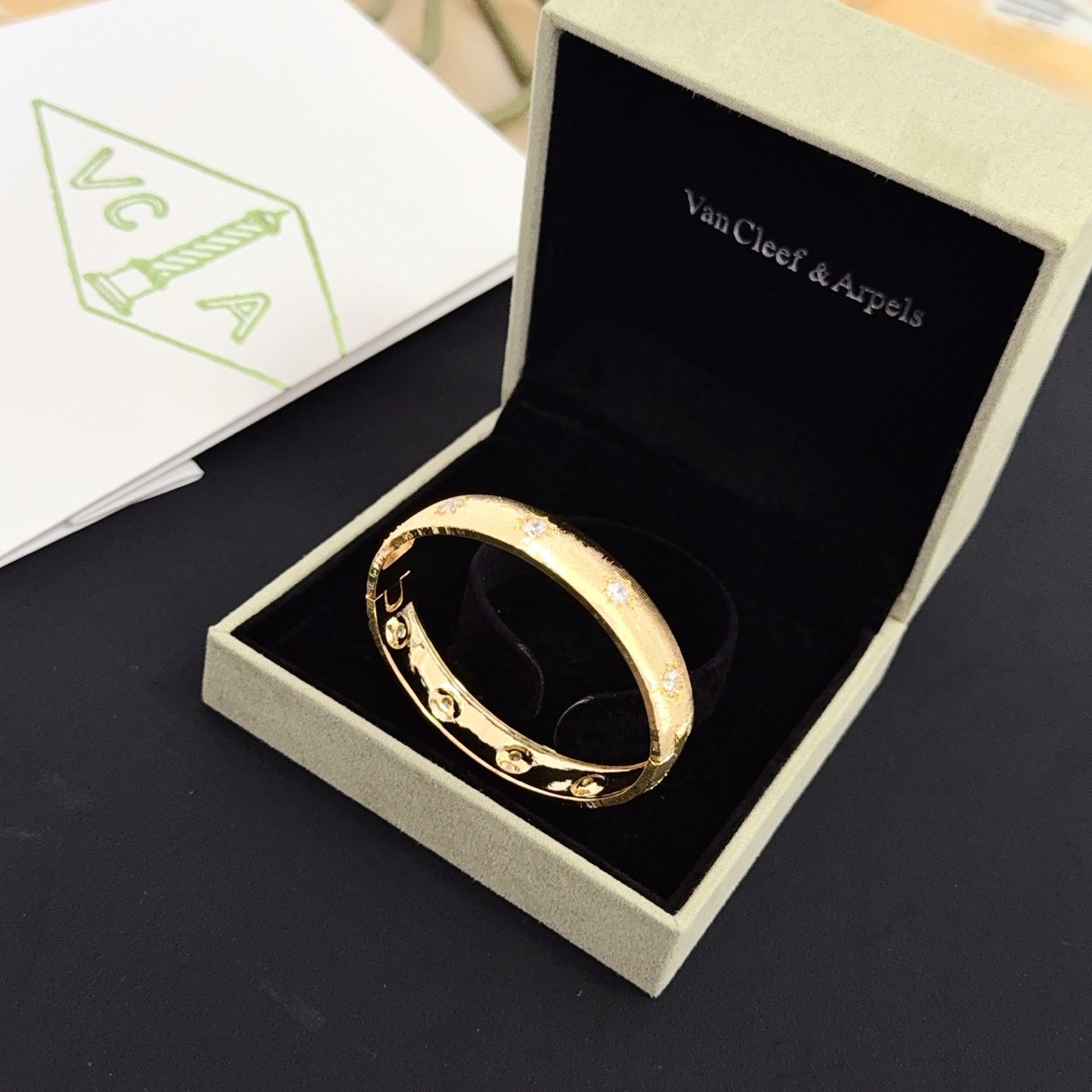 Van Cleef & Arpels Jewelry four-leaf clover bracelet, V gold level, classic, same style as official website, multi-layered metal carving design, inlaid with diamond technology, four-leaf clover lucky pattern — photo 7